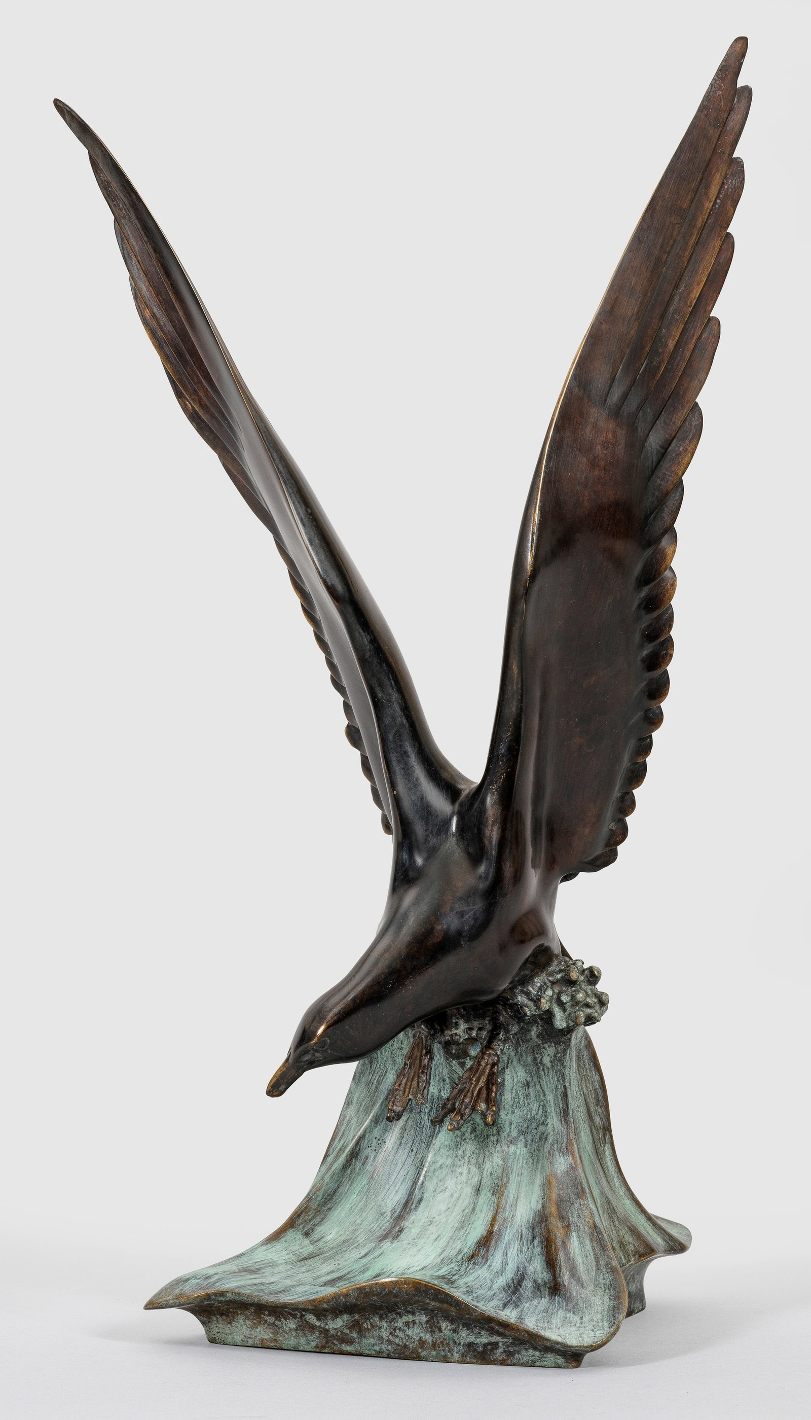 Max Esser: (1885 Barth - 1945 Berlin) "Möwe auf Welle" Bronze, dunkelbraun und partiell Grün patiniert. Stilisierte Figur einer Möwe mit ausgebreiteten Flügeln, dargestellt im Augenblick der Berührung mit e
