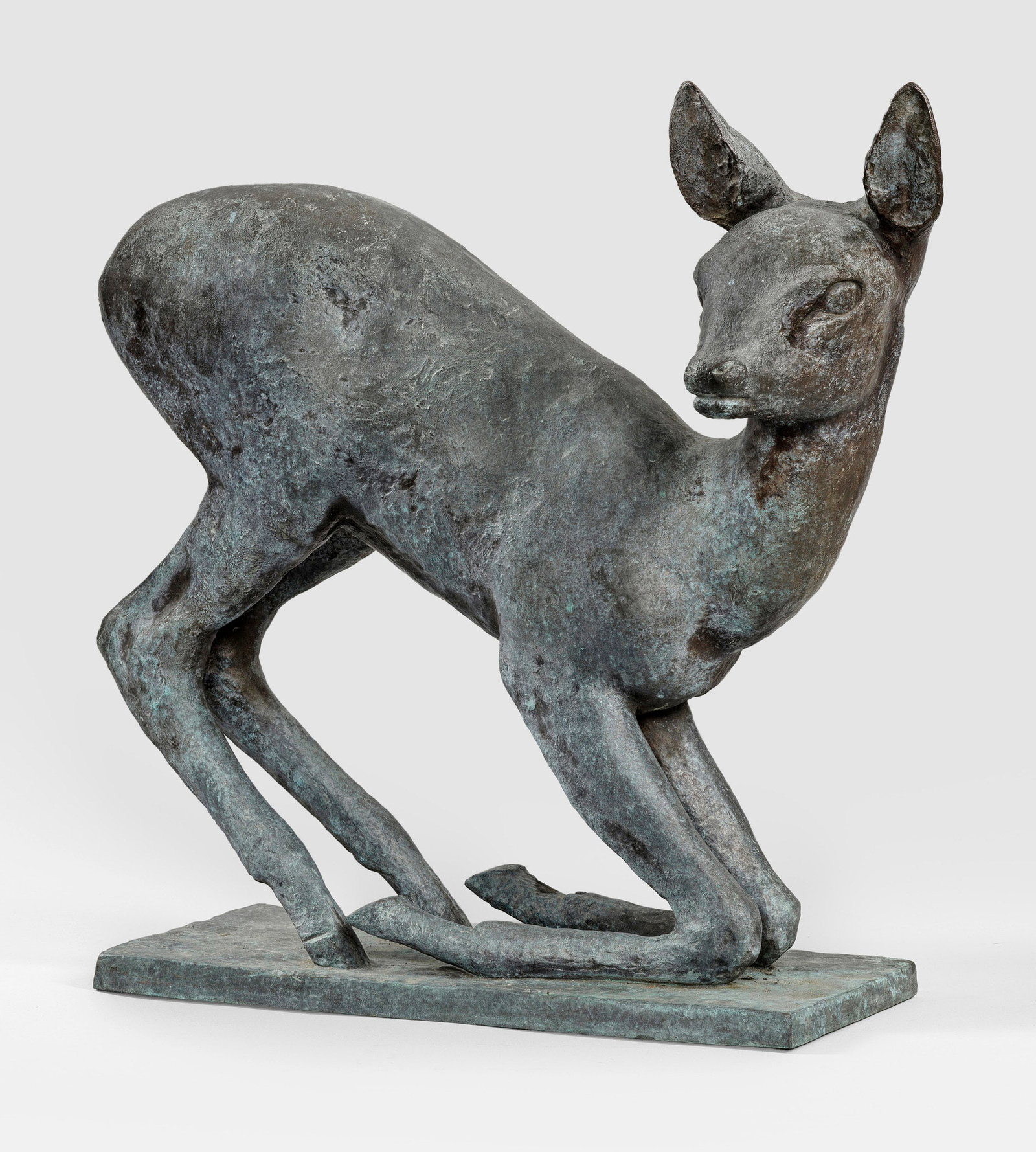 Renée Sintenis: (1888 Glatz - 1965 Berlin) Großes kniendes Reh Bronze mit Patina in graugrünen, nuancierten Tönen, 1930. Sign. "Sintenis" (ohne Punkte bei dem "i"); Gießerstempel "H NOACK BERLIN". Wvz. Ladwig 121