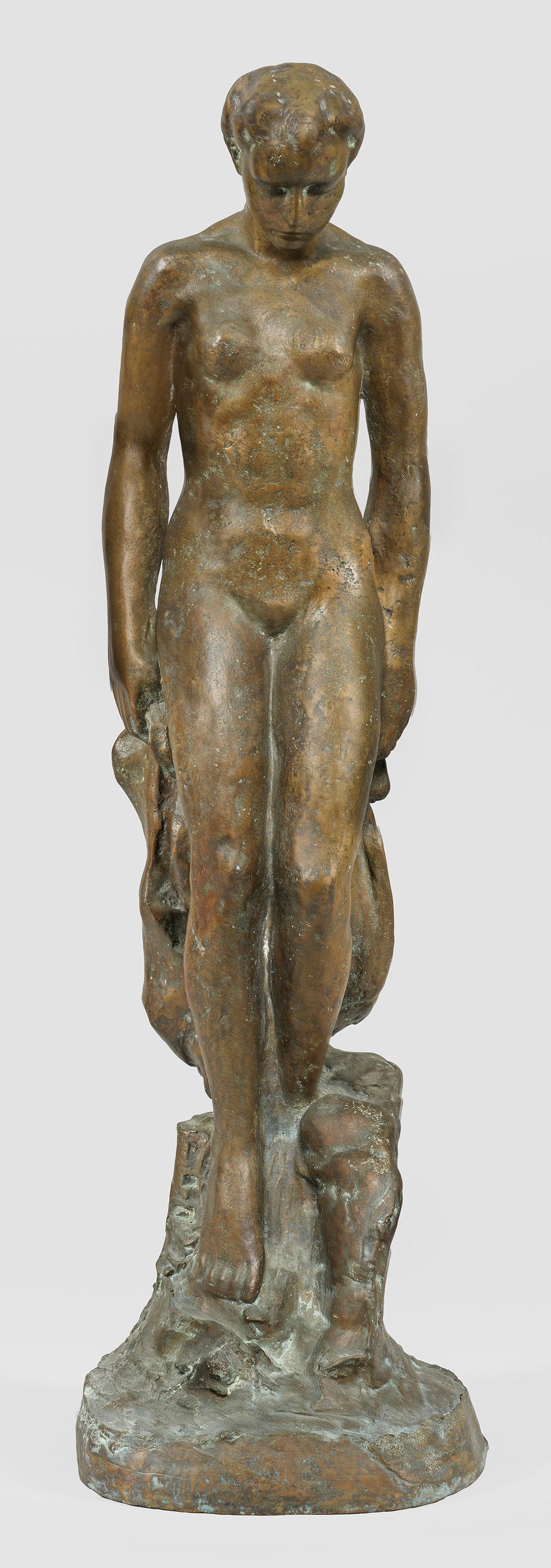 Josef Thorak: (1889 Wien - 1952 Schloss Hartmannsberg/Bad Endorf) Badende Bronze, braun patiniert. Sign. "THORAK". Die Aktstatue stellte den Moment dar, in der die junge Frau, ein Tuch hinter sich haltend, im Begri