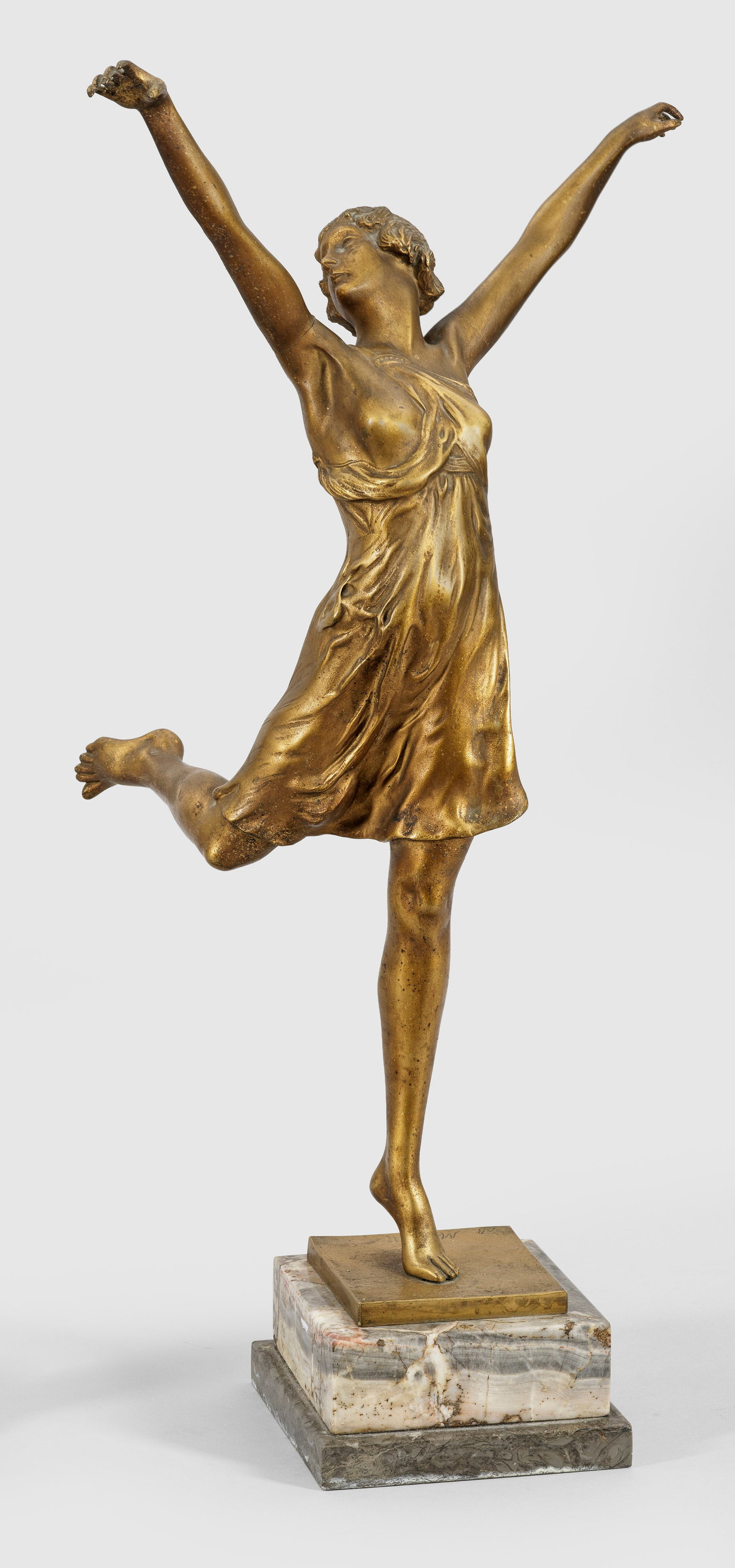 W. B. Morath: (Deutscher Bildhauer. Tätig 1. Hälfte 20. Jh.) Art Déco-Tänzerin Metallguss, vergoldet, auf Marmorsockel. Sign.; Die wohl in den späten 1920er Jahren gefertigte Figur verkörpert ganz den Geist d