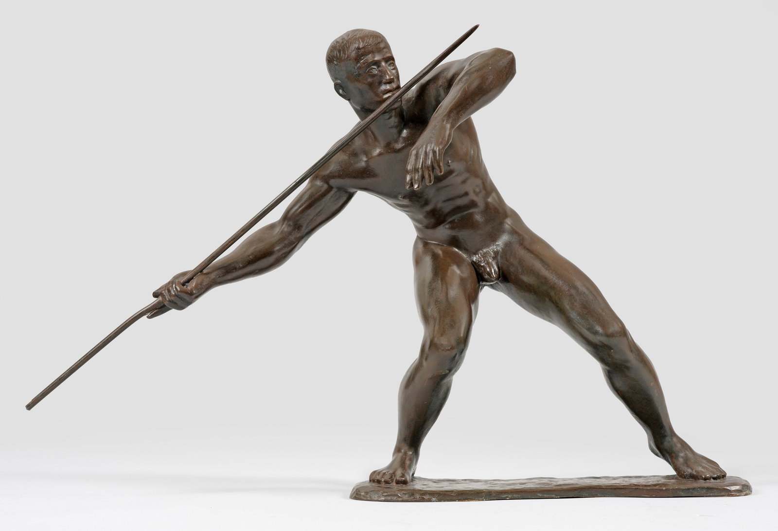Fritz Nuss: (1907 Göppingen - 1999 Strümpfelbach) Speerwerfer Bronze, braun patiniert. Der Speerwerfer, in antikischer Nacktheit und im Ausdruck maximaler Konzentration und Muskelspannung unmittelbar vor dem Ab