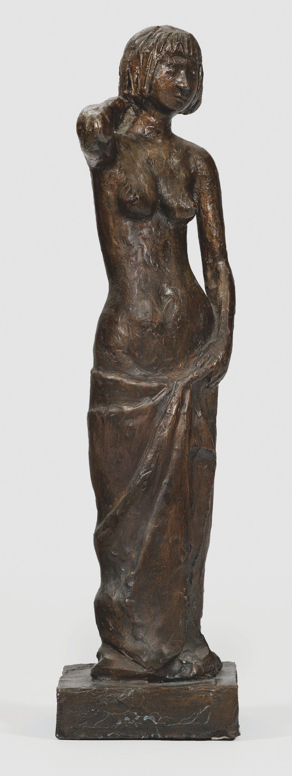Gerhard Marcks: (1889 Berlin - 1981 Burgbrohl/Eifel) "Stehende mit Tuch um die Hüften". Originaltitel Bronze, dunkelbraun patiniert, 1967. Sign. (Künstlersignet "Phönix") auf der Plinthe, nummeriert 8/10; Gießers