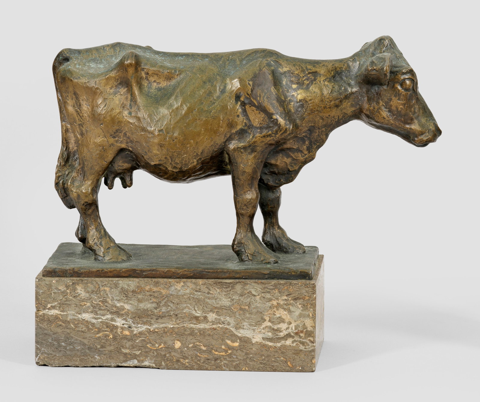 Theo Bechteler: (1903 Immenstadt - 1993 Augsburg) Kuh Bronze, patiniert, auf hohem Steinsockel, 1930. Sign. u. dat.; Die Kuh stellt ein Frühwerk Bechtelers dar, das noch während seines Studiums an den Vereinigten S