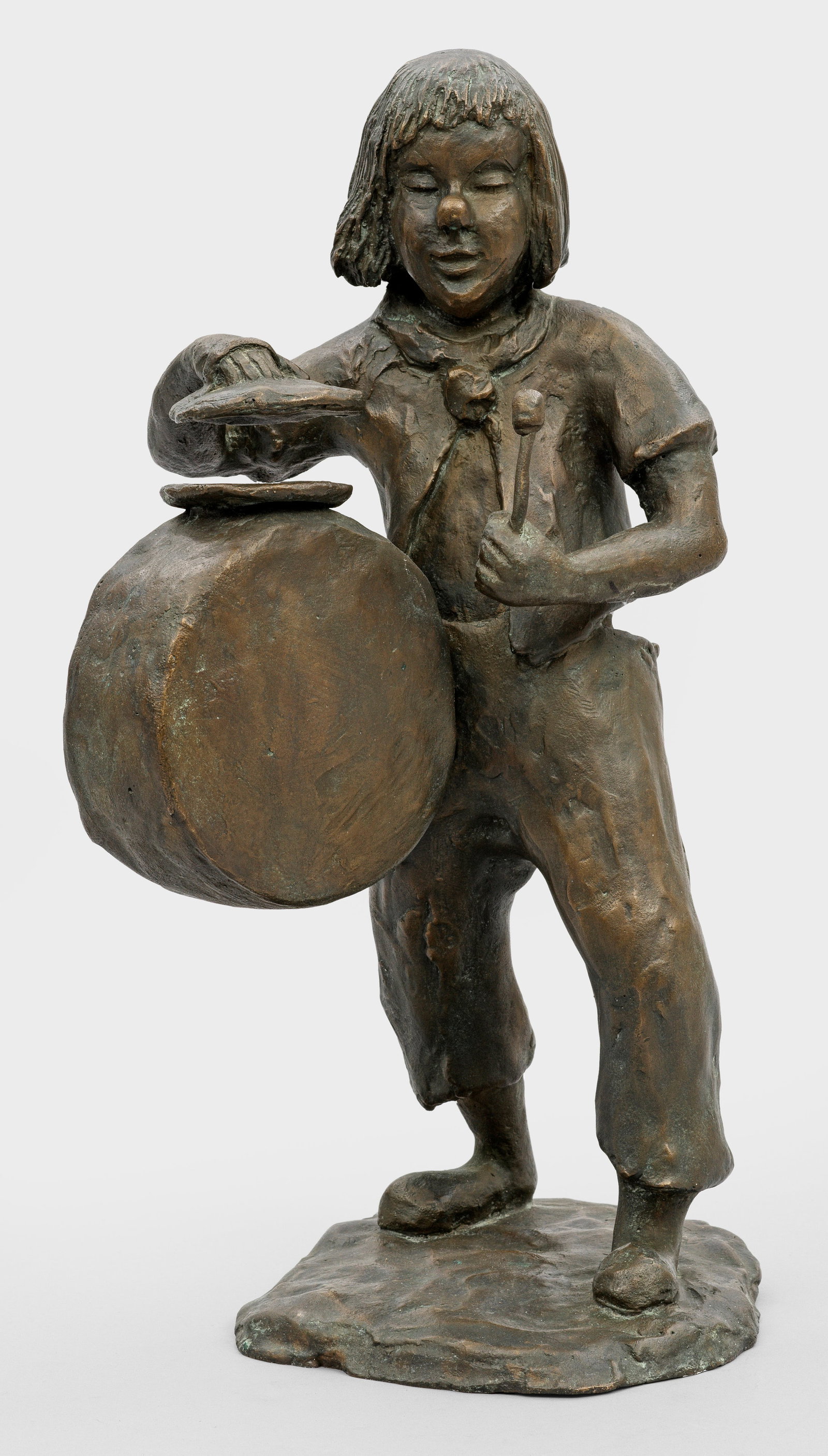 Kurt Moser: (1926 Regensburg - 1982 München) "Clown mit Trommel". Originaltitel Bronze, dunkelbraun patiniert, 1977. Monogr.; Gießerstempel "GUSS STREHLE". Wvz.-Nr. 280. Der an der Münchener Akademie ausgebild