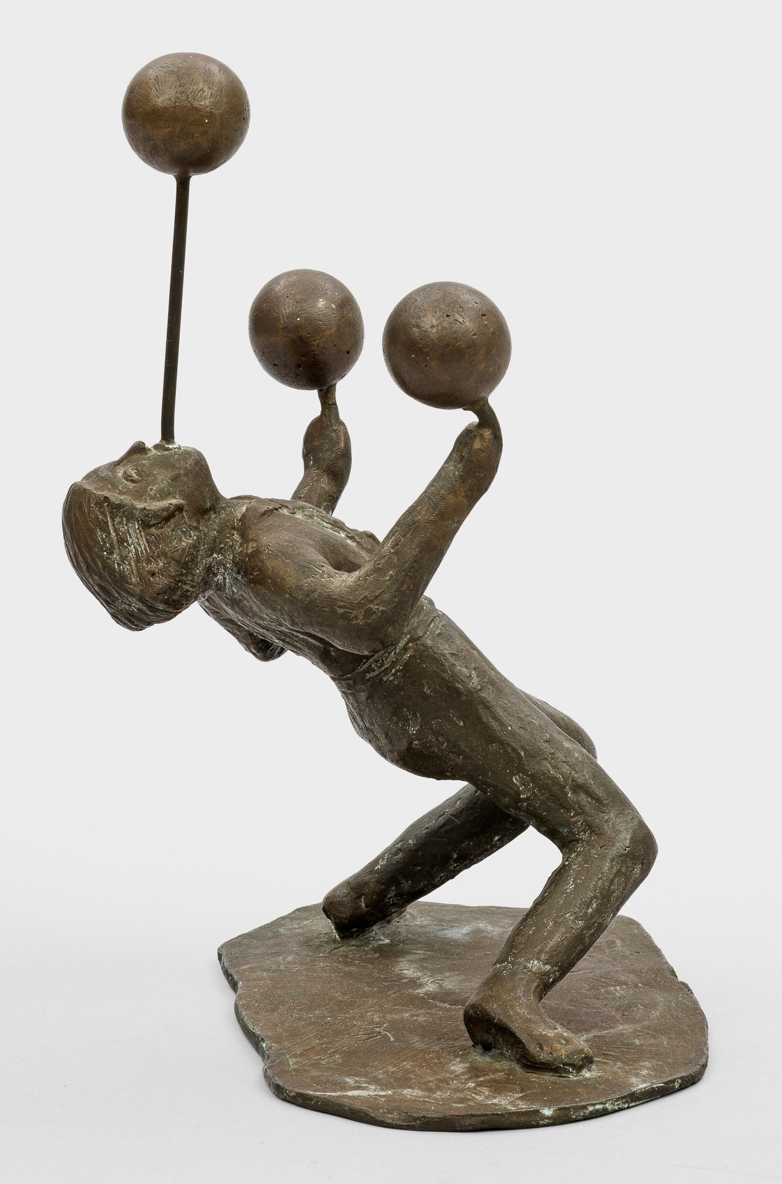 Kurt Moser: (1926 Regensburg - 1982 München) "Jongleur Sandro's". Originaltitel Bronze, dunkelbraun patiniert, 1976. Monogr.; Wvz.-Nr. 183. Der an der Münchener Akademie ausgebildete Künstler wandte sich erst