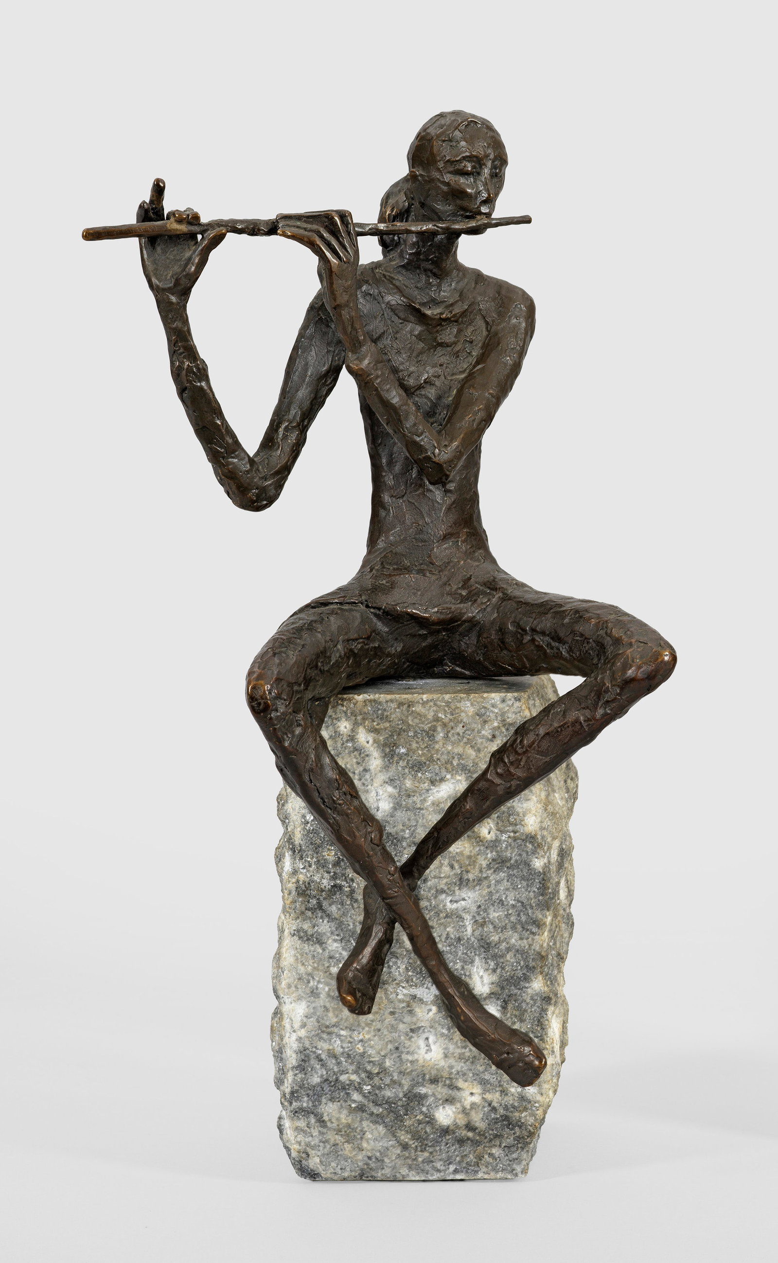Luise Kött-Gärtner: (Geb. 1953 Zülpich) Flötistin Bronze, braun patiniert, auf Steinsockel, 1998. Monogr., dat. u. nummeriert 1/10. Die professionelle Bildhauerin Kött-Gärtner, ansässig in Heimbach in der Eifel, ist