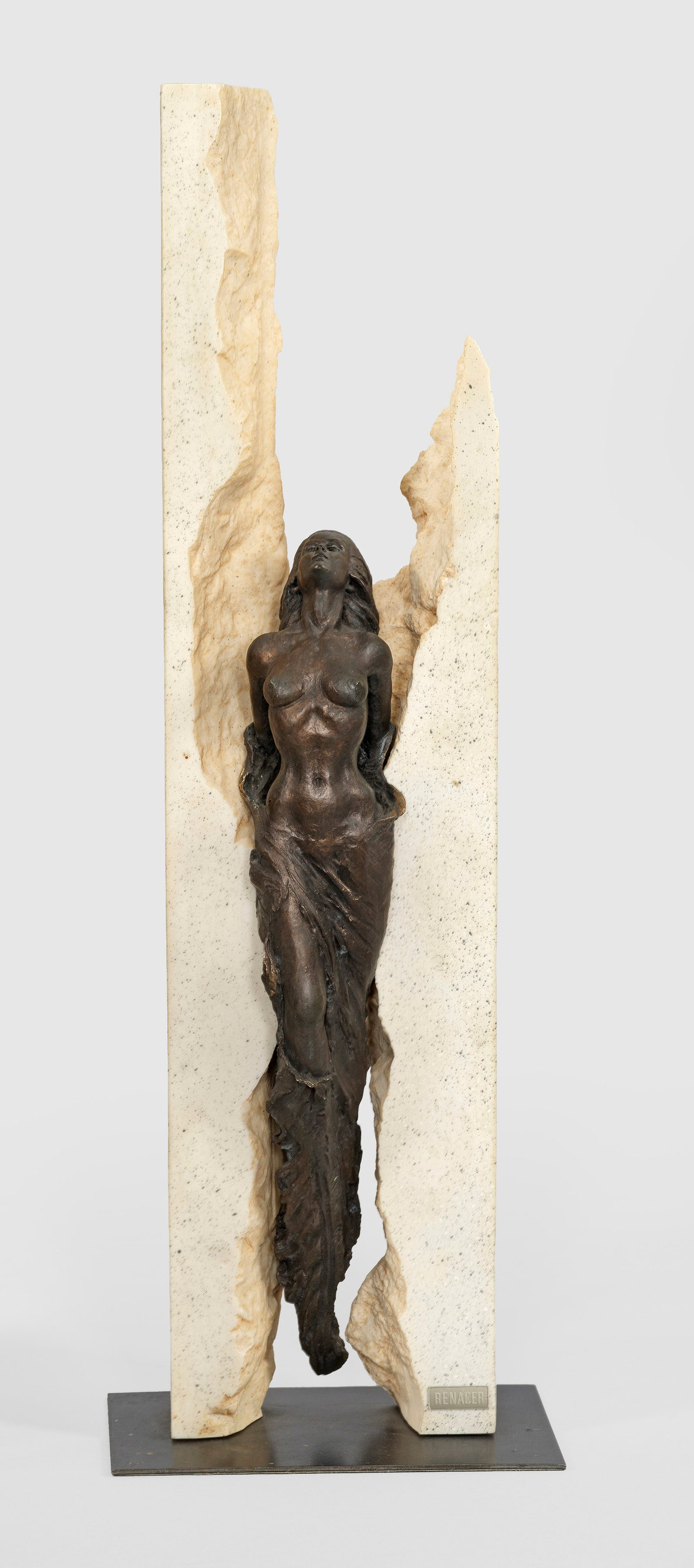 Manel Vidal: (Geb. 1953 Spanien) "Renacer". Originaltitel Bronze, dunkelbraun patiniert u. partiell poliert; Resin, dunkel patinierte Metallplinthe. Auf Plakette in Versalien betitelt, verso nummeriert 78/3.999. A