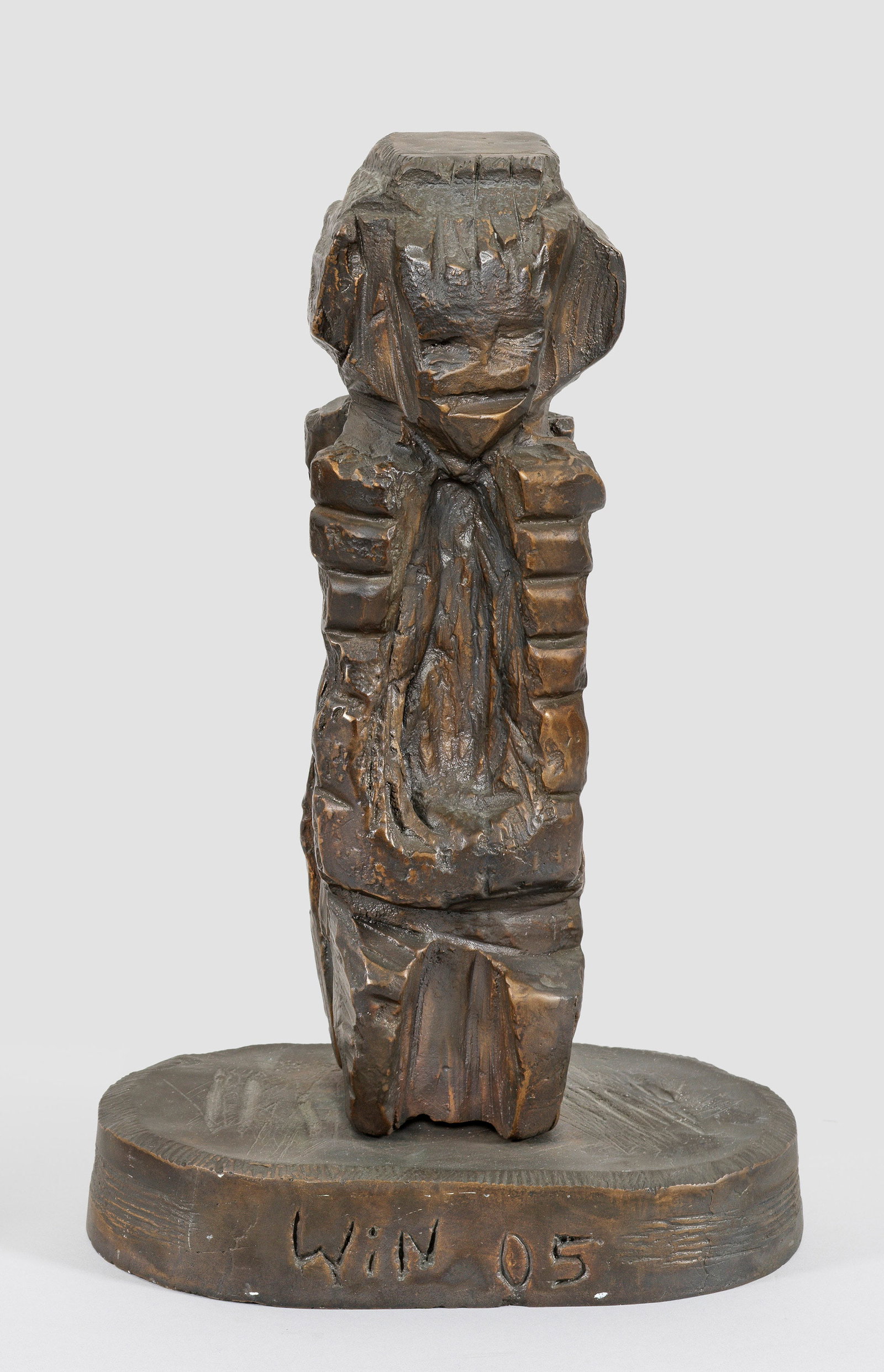 Win Braun: (1955 Breinig/Stolberg bei Aaachen - 2017 Stolberg) Figur Bronze, dunkelbraun patiniert, 2005. Sign. "WiN" u. dat. (20)05. Nummeriert 8/10. Hrsg. von der Edition Achenbach, Düsseldorf. Win Braun stud