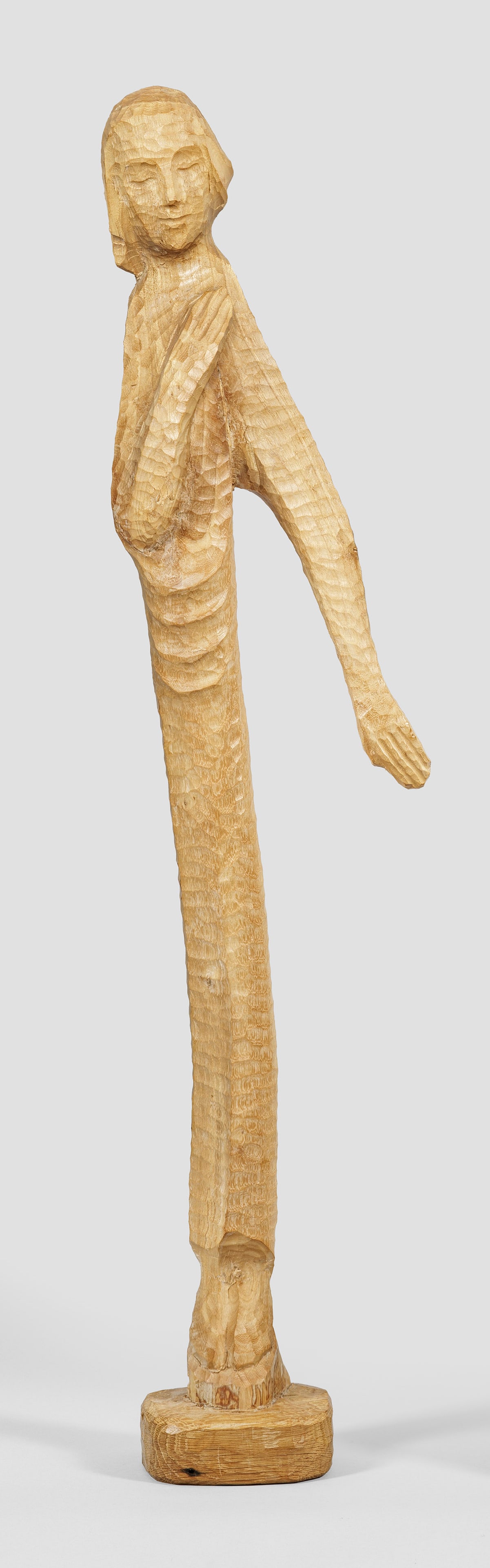 Otto Flath: (1906 Staritzke bei Kiew/Ukraine - 1987 Bad Segeberg) Friedensgruß Ulme, geschnitzt. Sign.; Langgestreckte, expressionistische Frauengestalt mit geschlossenen Augen und der für den Bildhauer typisch