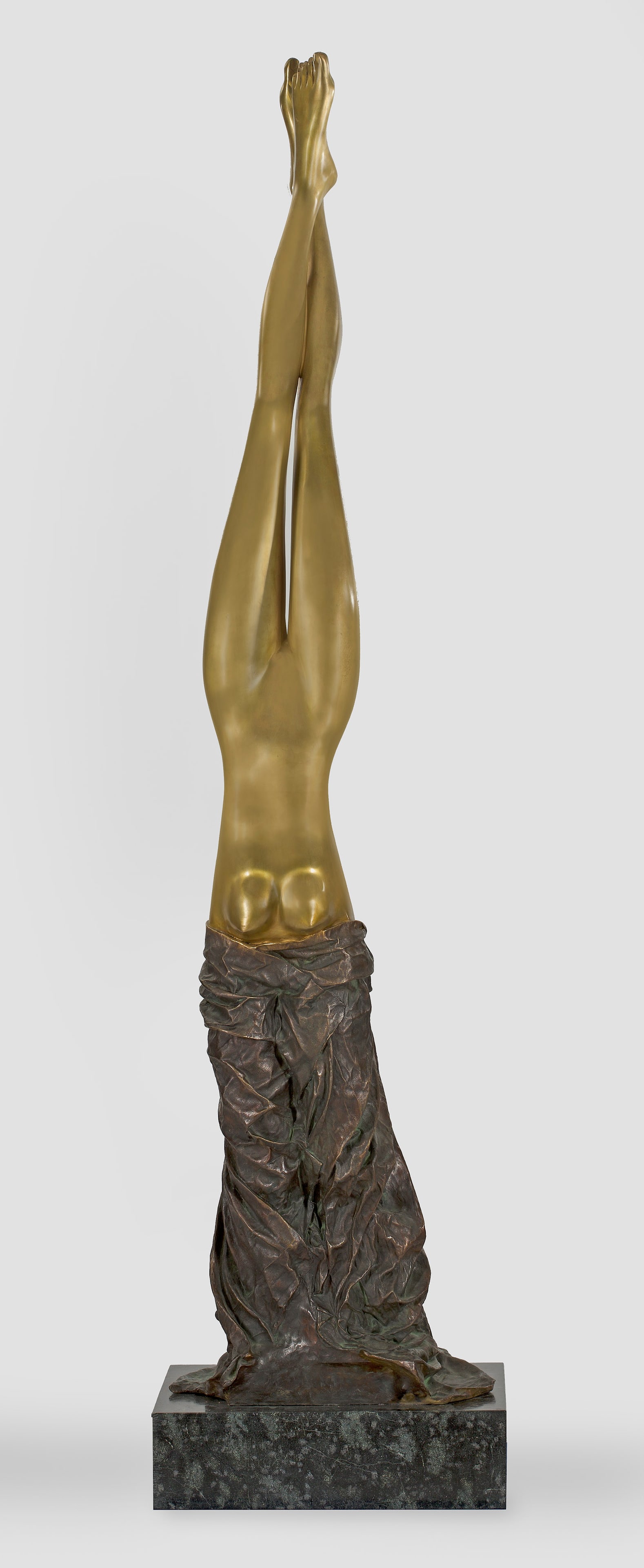 Bruno Bruni: (Geb. 1935 Gradara) "Caduta dal cielo". Originaltitel Bronze, dunkelbraun patiniert, der Körper goldbraun poliert, dunkle Steinplinthe. Sign. u. nummeriert 13/36; Gießerstempel von ARA-Kunst, Dr. Fr