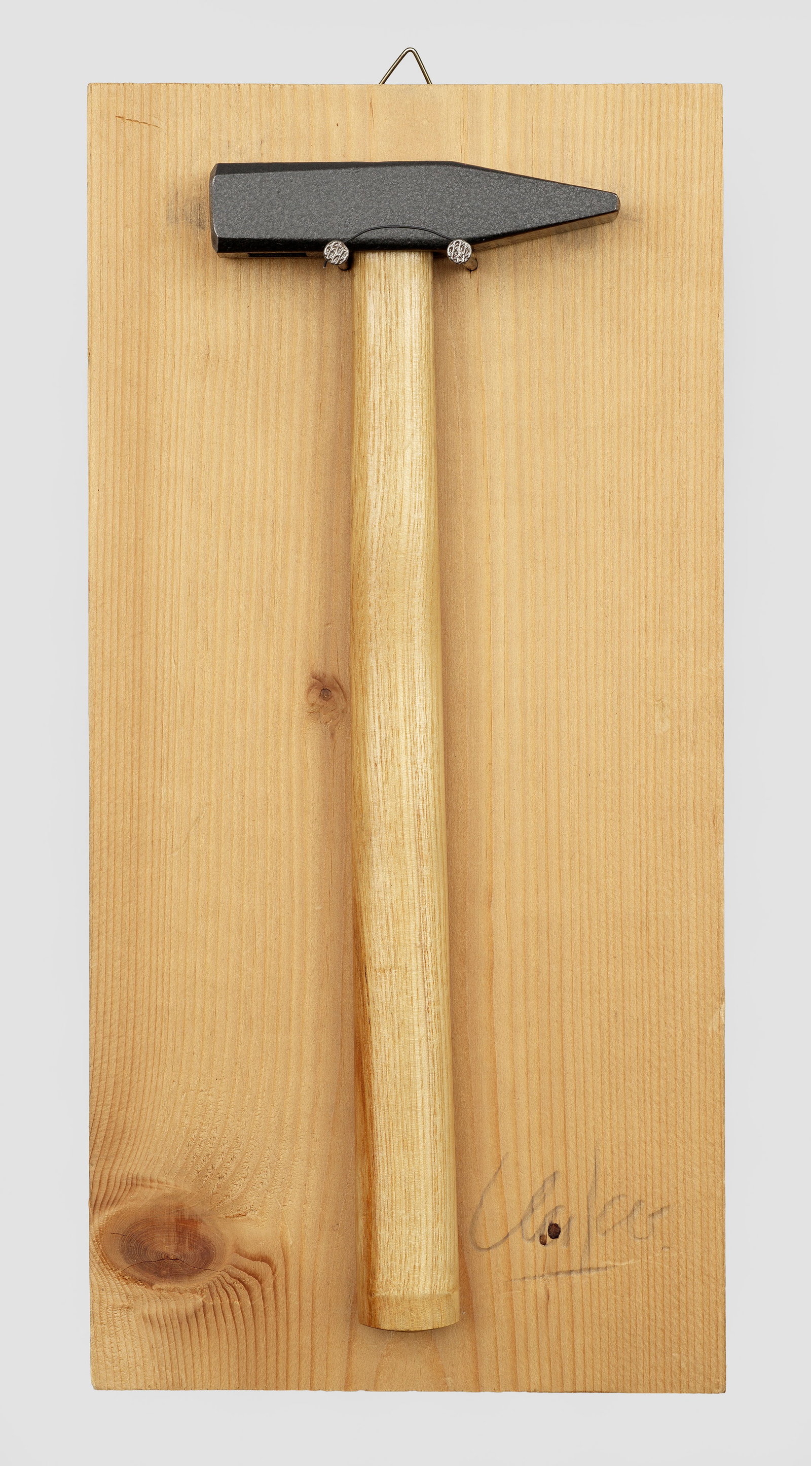 Günther Uecker: (1930 Wendorf/Mecklenburg - 2025 Düsseldorf) "Do it yourself". Originaltitel Multiple, 1969/1980. Kleiner Schlosserhammer mit Stahlkopf und klarlackiertem Eschenholzstiel (DIN 1041), an zwei Nägeln 
