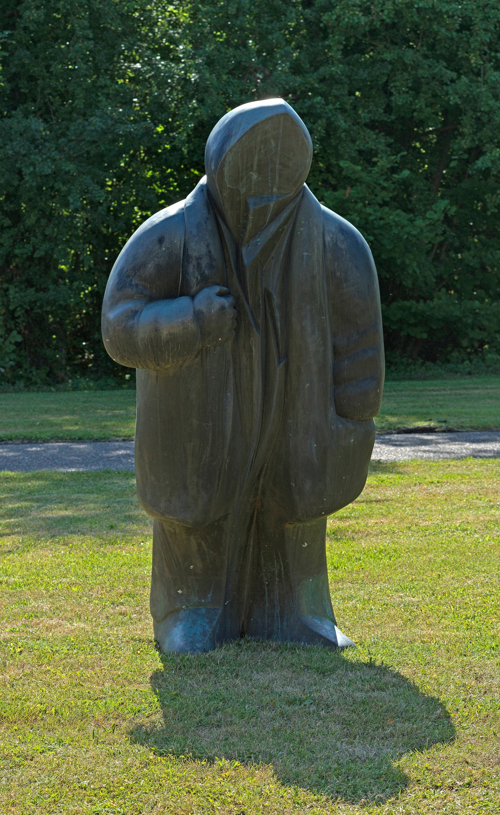 Ulrike Enders: (Geb. 1944 Oberstdorf/Allgäu. Seit 1972 ansässig in Hannover) "Besucher". Originaltitel Dunkel patinierte Bronze mit teilw. durch Außenaufstellung gewachsener Patina, wohl um 1991. Großformatige, 