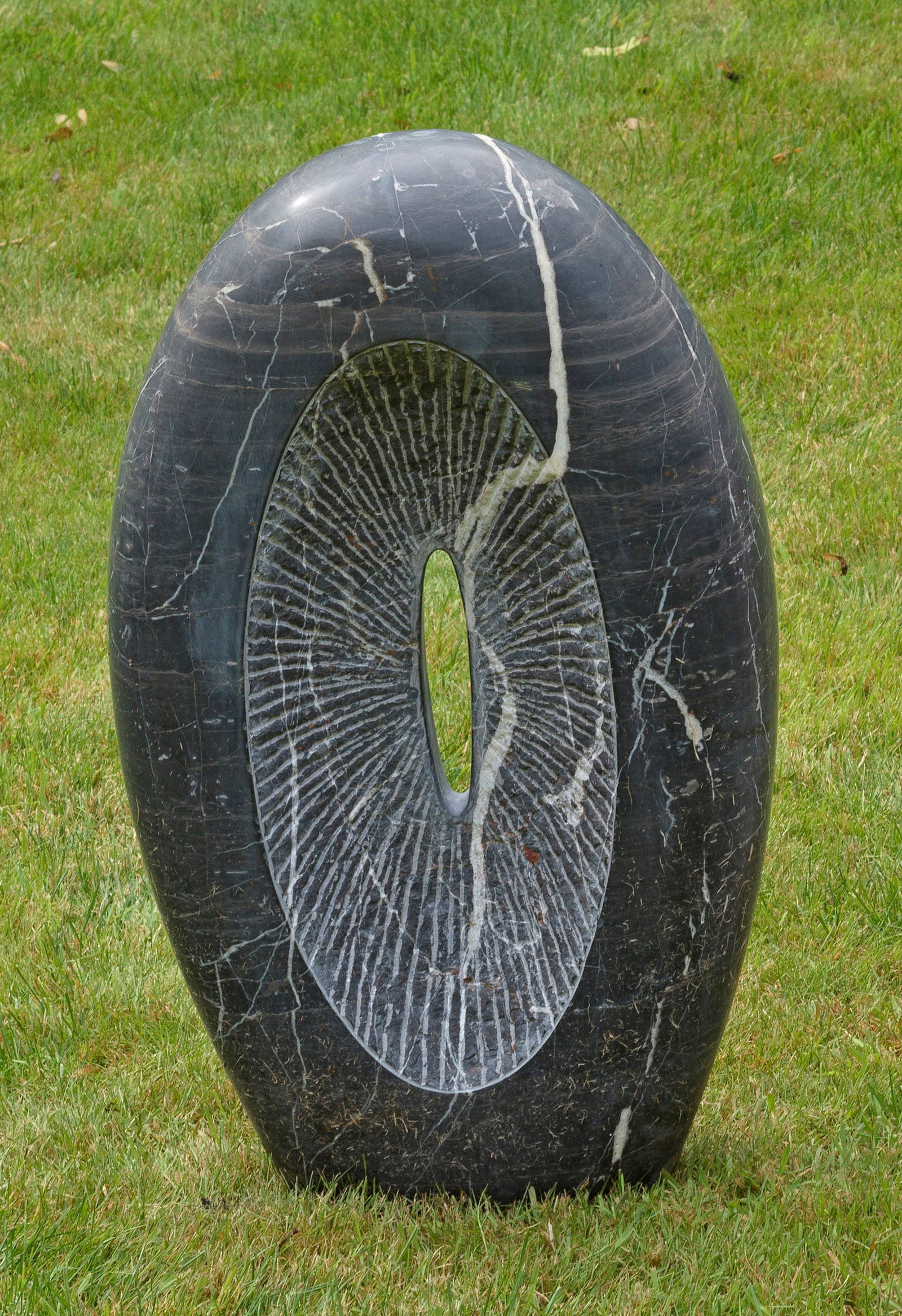 David Liang: (Geb. 1976) "Fossile sculpture". Originaltitel Dunkelgrauer, hell geäderter Marmor, teilw. poliert. Abstrakte, zeitgenössische Skulptur: Mittig durchbrochen geabeitete, organische Ovalform mit zentr