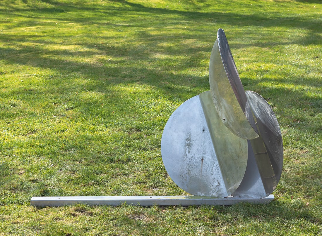 Helmut Friedrich Schäffenacker: (1921 Ulm - 2010 Ulm) Modernes Windspiel Stahlblech. Von einer Schiene getragene und verschraubte, geometrisch gekantete Formen. Schäffenacker zählte zu den bedeutenden Ulmer Künstlern der Nachkrie