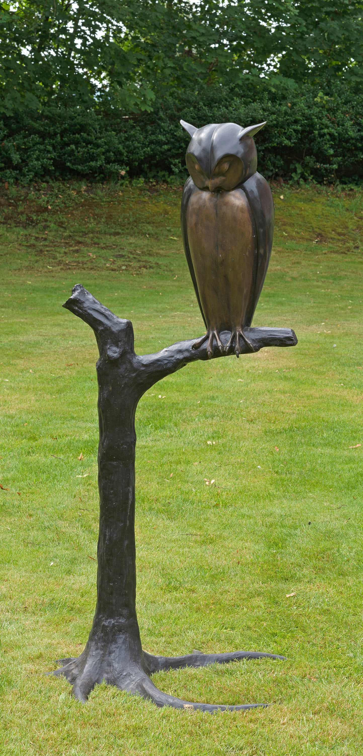 Zeitgenössischer Tierbildhauer: (Tätig im 20./21. Jh.) Eule auf Ast Bronze, dunkel patiniert. Überlebensgroße, leicht stilisierte Darstellung einer Eule oder eines Kautzes auf einem angedeuteten Baum mit Wurzeln als Sockel. H. 17