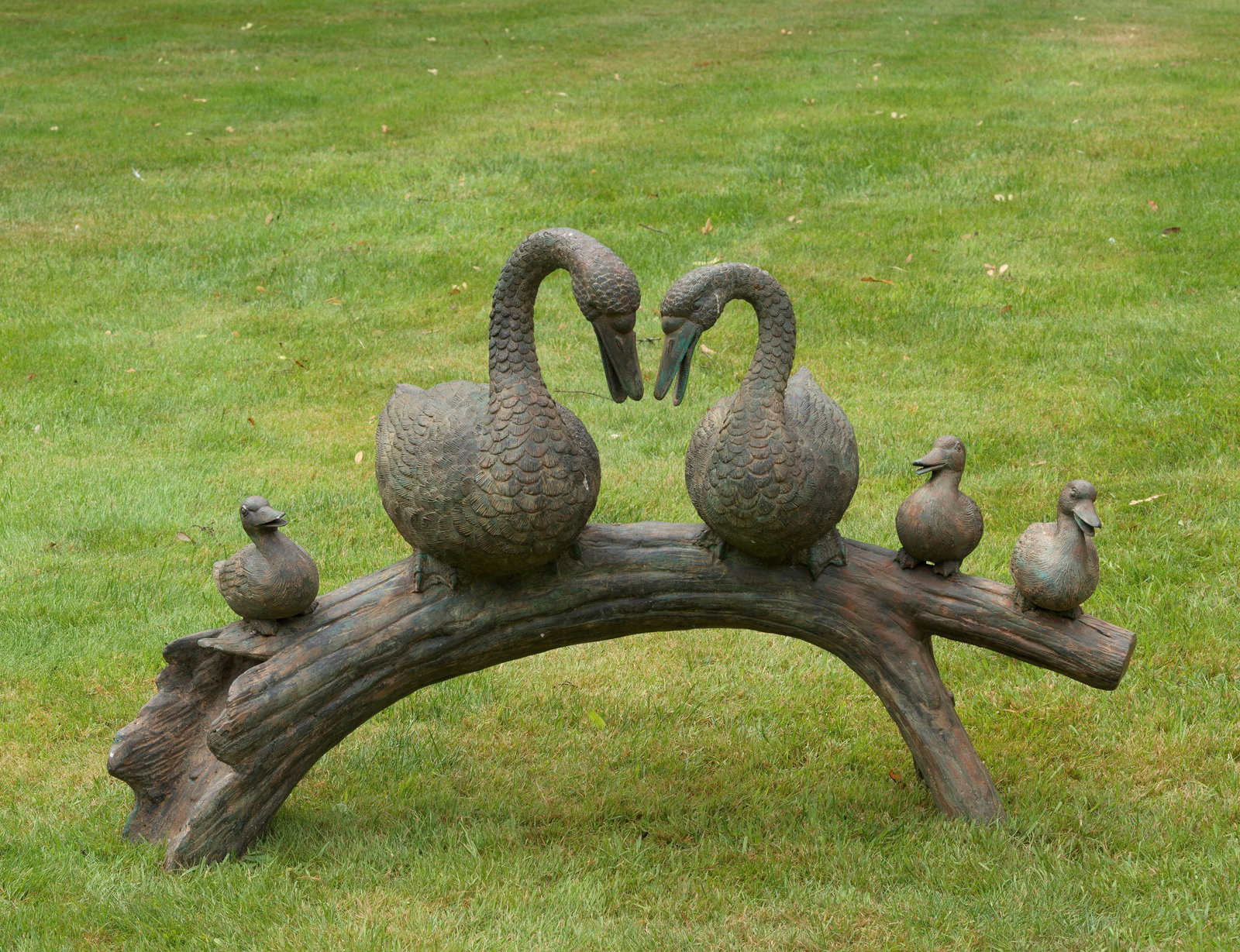 Schwanenfamilie auf Ast als Gartenfigur und Wasserspeier: Bronze, dunkel und partiell grün patiniert. Auf einem Astsockel aufgereiht sitzende, vollpastische Darstellung einer Vogelfamilie. Naturgetreue Widergabe mit fein reliefiertem Gefieder. H. 67 cm. A G