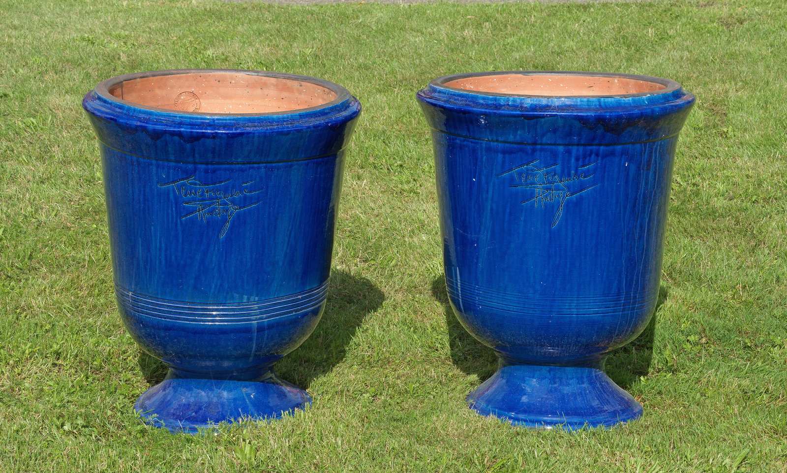 Paar große Pflanzgefäße: Terrakotta, blau glasiert. Über profilierter Basis sich weitender, kelchförmiger Korpus mit breitem, leicht vorkragendem Lippenrand. Unten geöffnet. H. 80 cm. A pair of French blue glazed terracott