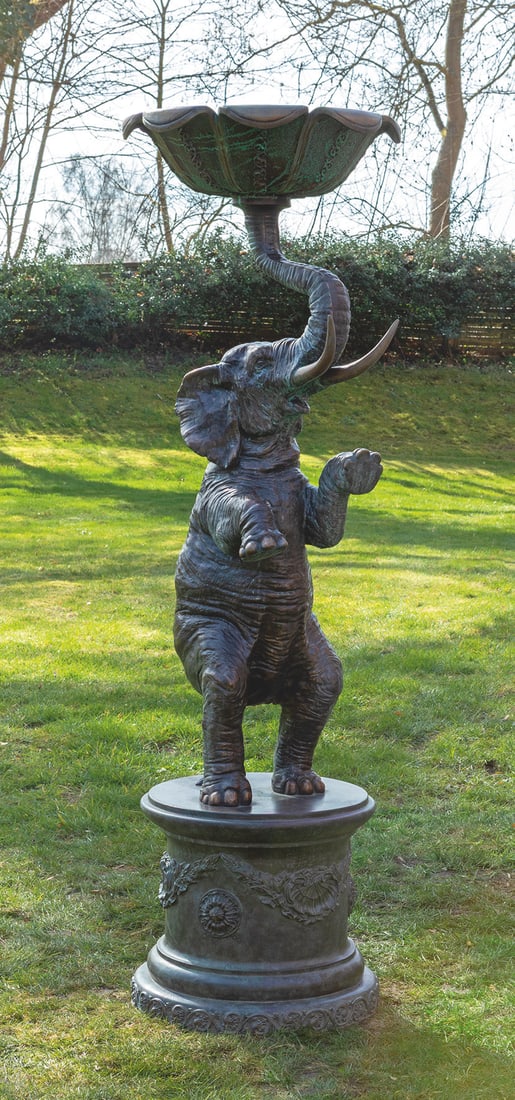 Russischer Bildhauer: (Tätig im 20. Jh.) Großer Elefant als Gartenpflanzschale Bronze, in dunklen Grün- und Brauntönen patiniert. Auf einem profilierten Podestsockel mit reliefiertem Muschel- und Floralfeston sowie Bl�