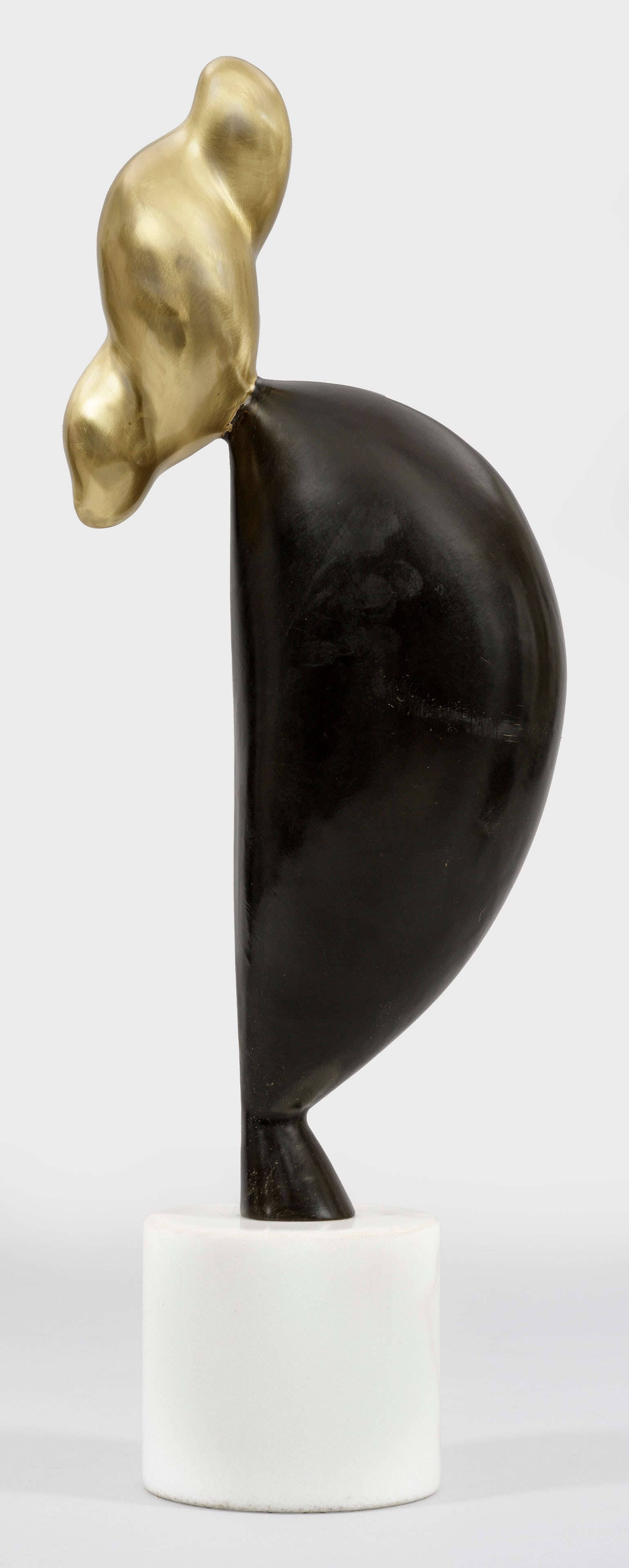 Zeitgenössischer Bildhauer: (Tätig im 20./21. Jh.) Abstrakte Bronzeplastik im Stil von Constantin Brâncusi Bronze, dunkel patiniert und vergoldet. Auf zylindrischem, weißen Marmorsockel abstrahierte, stark an die Darstellung 