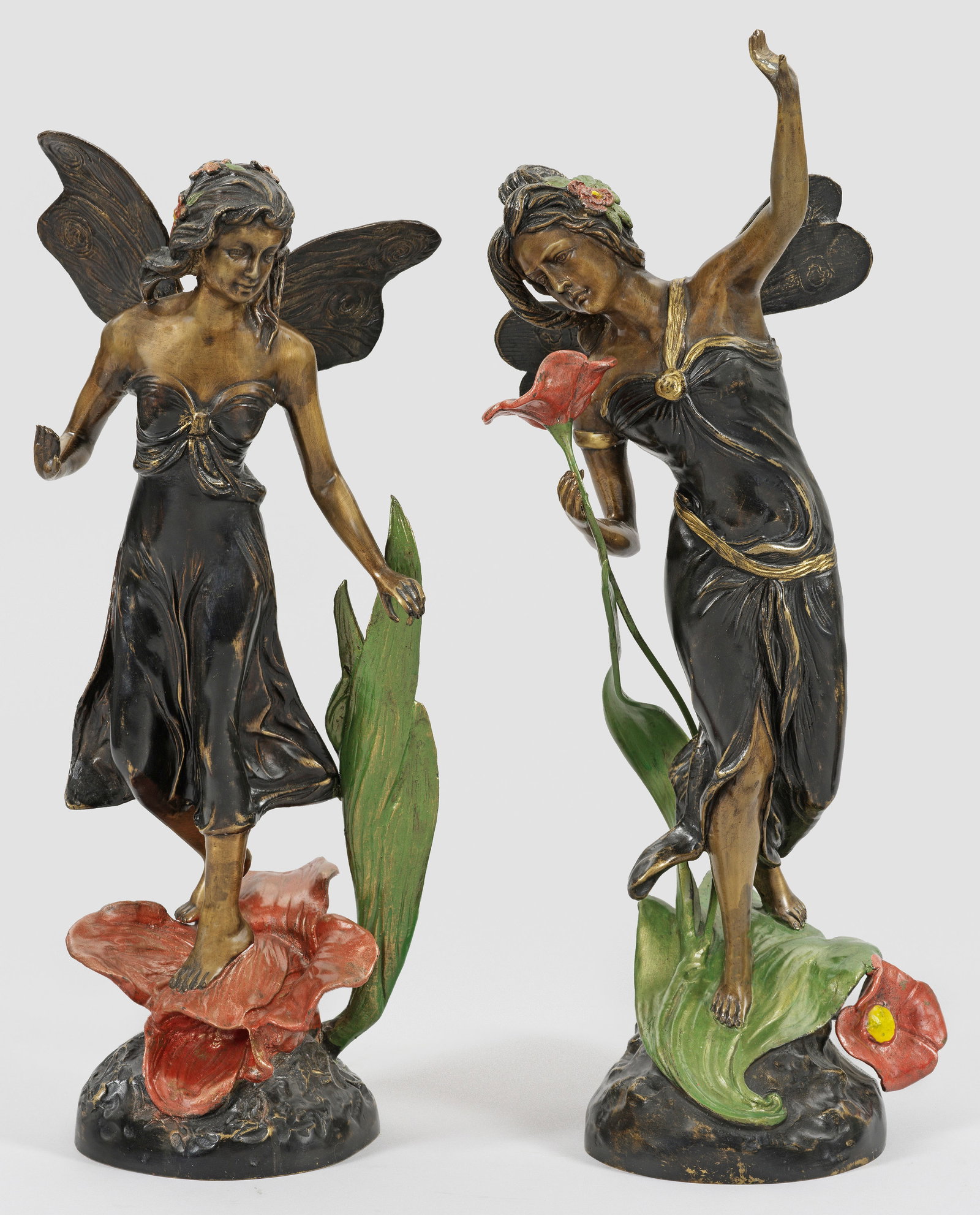 Paar dekorative Elfen-Figuren: Bronze, dunkel patiniert, teilw. poliert, polychrome Kaltbemalung. Vollplastische Statuetten in der Tradition des Jugendstils bzw. des französischen Art Nouveau, die Elfen dargestellt mit Schmetterli