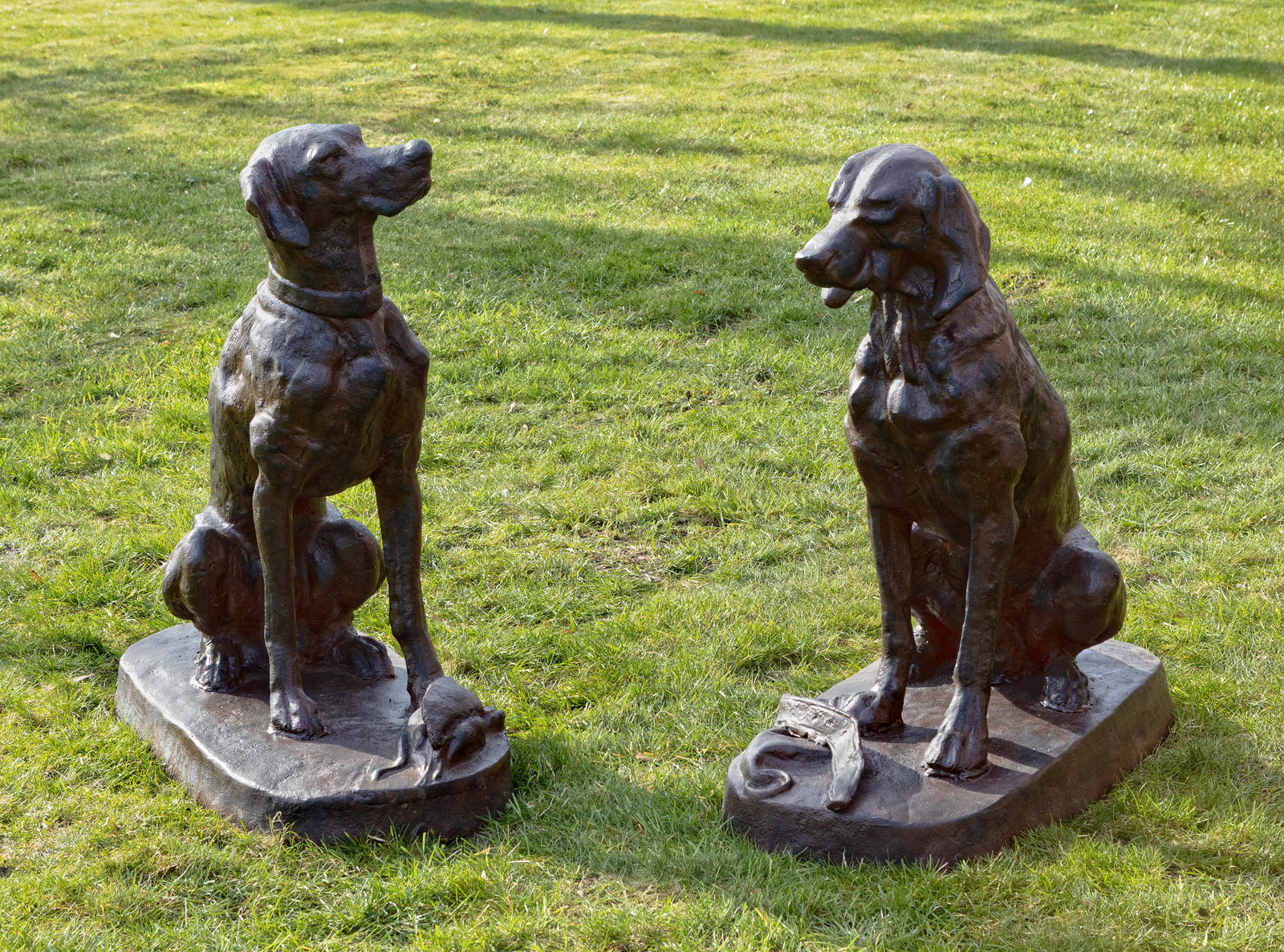 Paar große Jagdhunde als Parkfiguren (1 of 1)