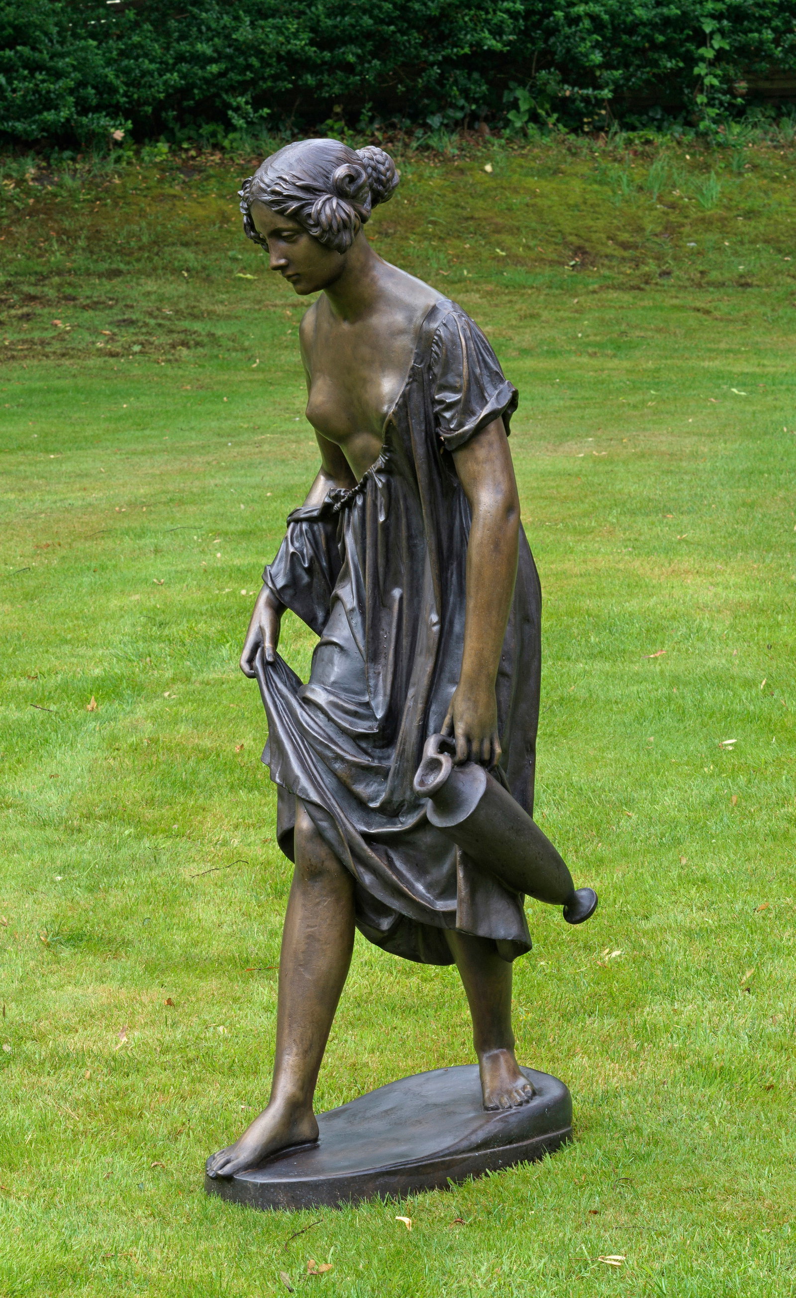 Ludwig Wilhelm Wichmann: (1788 Potsdam - 1859 Berlin) "Wasserschöpferin". Originaltitel Große Bronze, in unterschiedlichen Brauntönen patiniert. Posthumer, zeitgenössischer Guss des 20./21. Jh.; Lauchhammer-Gießermarke. 