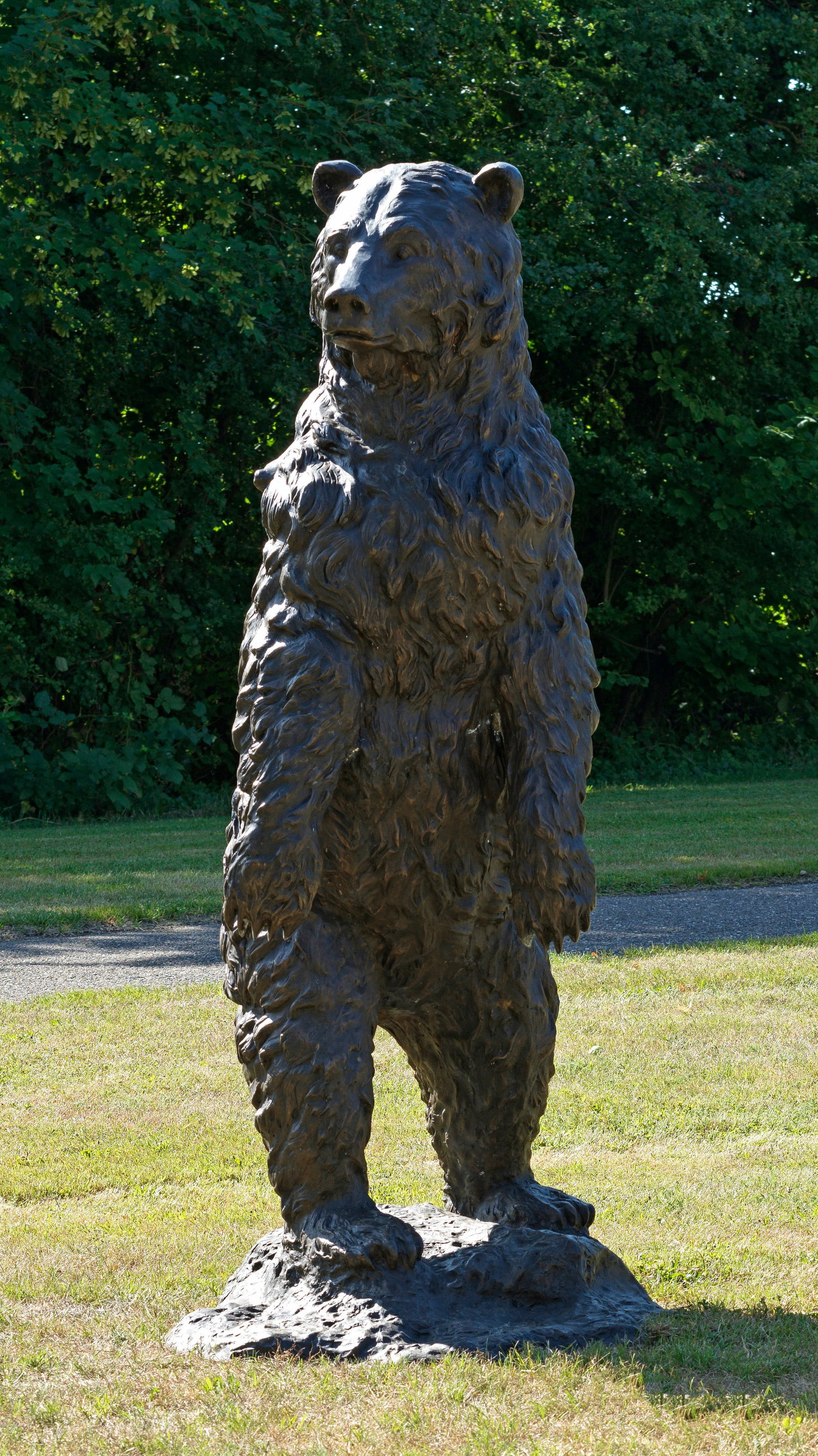 Großer beeindruckender Bär als Garten- und Parkskulptur: Bronze, dunkelbraun patiniert. Auf unregelmäßigem Terrainsockel vollplastisch gearbeitete, naturgetraue Darstellung eines aufrecht stehenden, aumerksam die Gegend auskundschaftenden Braunbären mit 