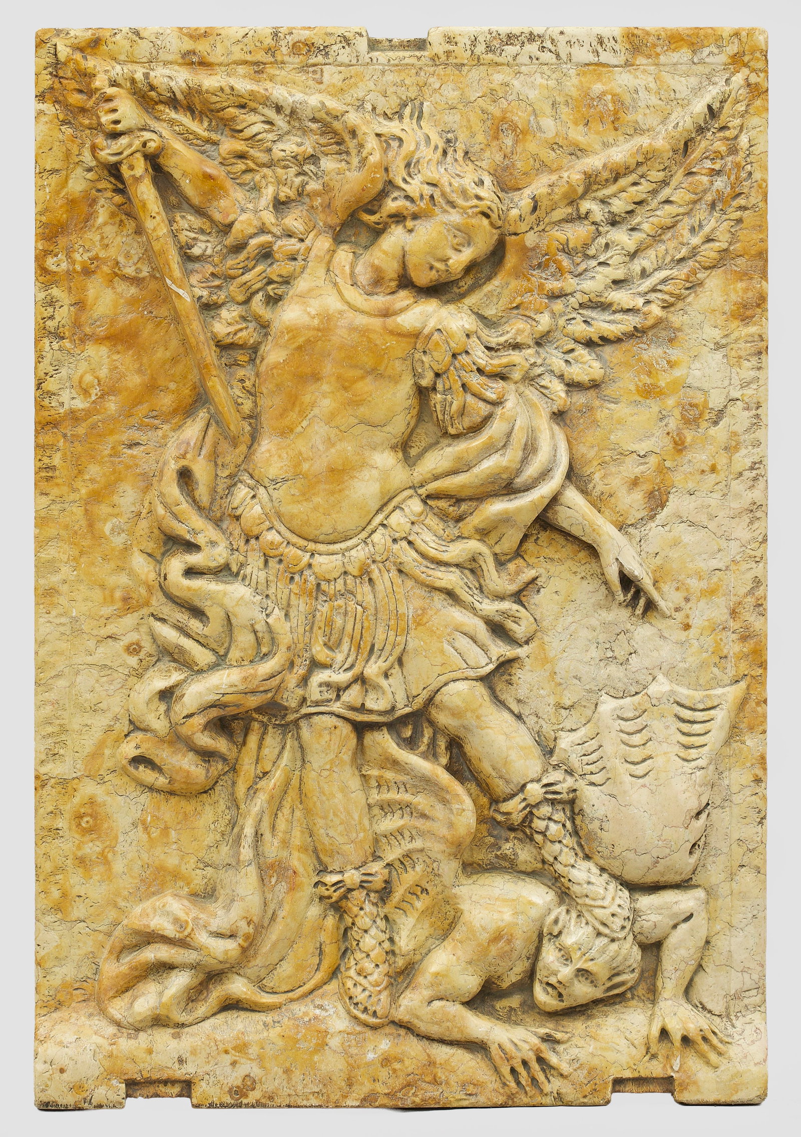 Italienischer Bildhauer: (Tätig im 20. Jh.) Der Hl. Erzengel Michael beim Höllensturz (Engelsturz) Chamoisfarbenes, hochrechteckiges Marmorrelief mit szenischer Darstellung des Erzengels, der mit einem Schwert auf dem