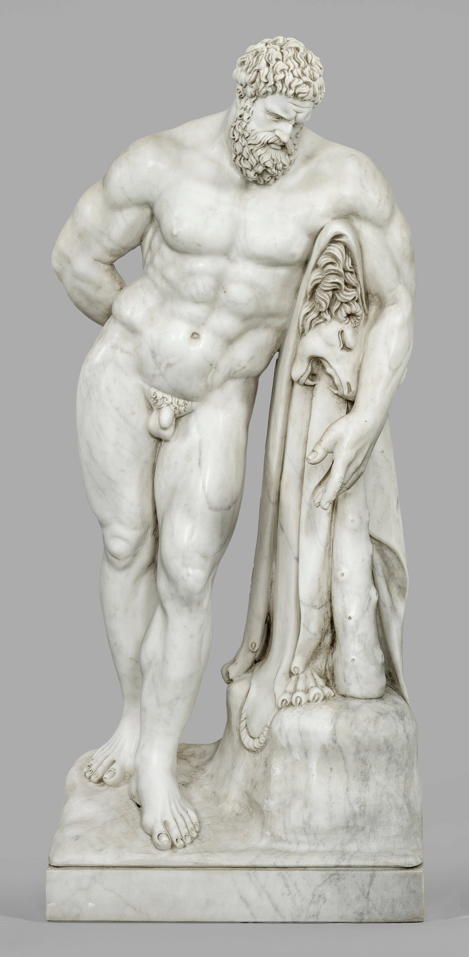 Herkules Farnese: Weißer, lichtgrau gemaserter Marmor. Vollplastische Statue des Herkules nach seinen Heldentaten, sich auf eine Keule stützend, auf einem Felsen das Fell des nemeischen Löwen, in seiner rechten