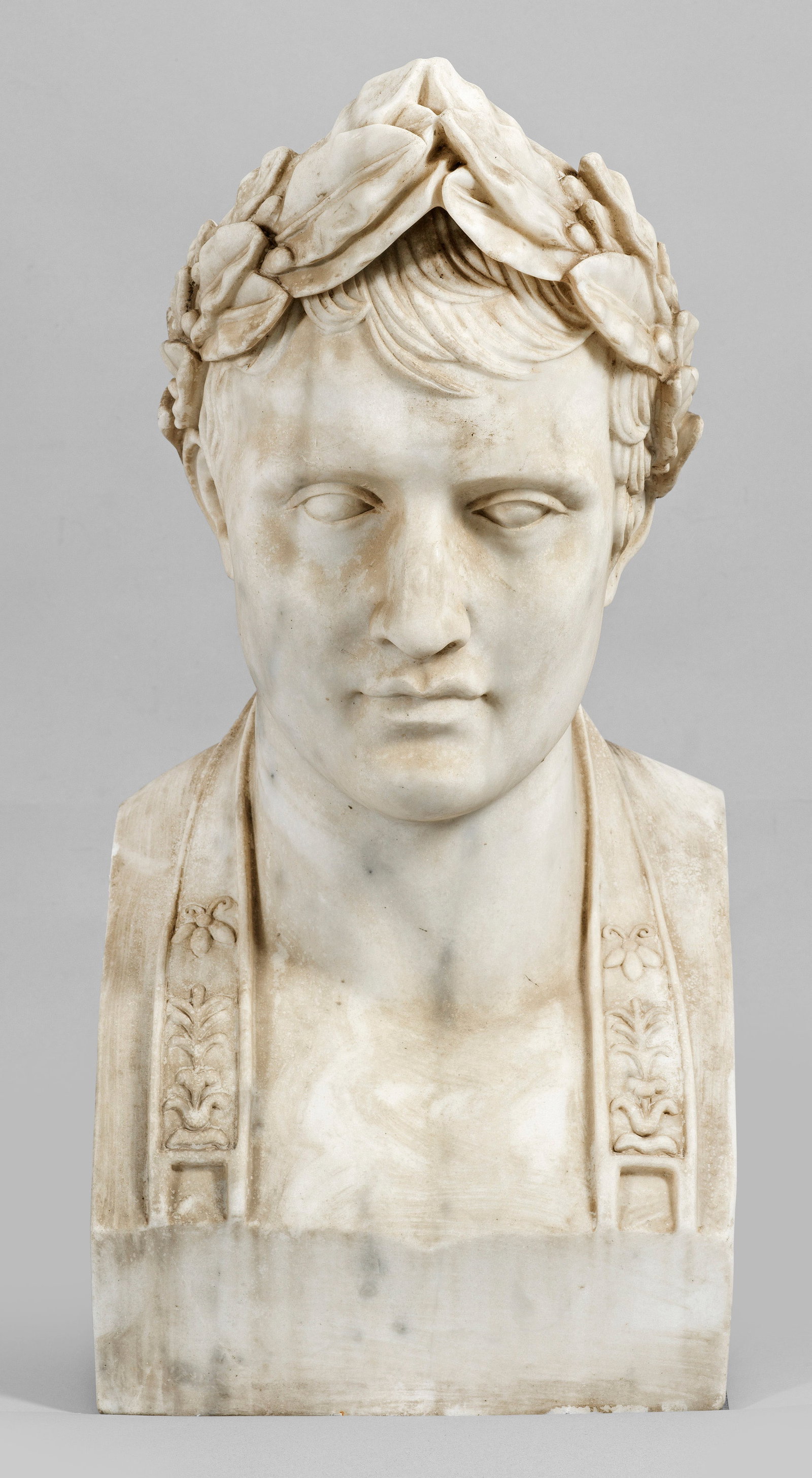 Zeitgenössischer Bildhauer: (Tätig im 20. Jh.) Büste Napoleon I. als Kaiser der Franzosen Heller Marmor. Zeitgenössische Skulptur nach der bekannten, 1804 entstandenen Büste Napoleons mit Lorbeerkranz von Antonio Canova (175
