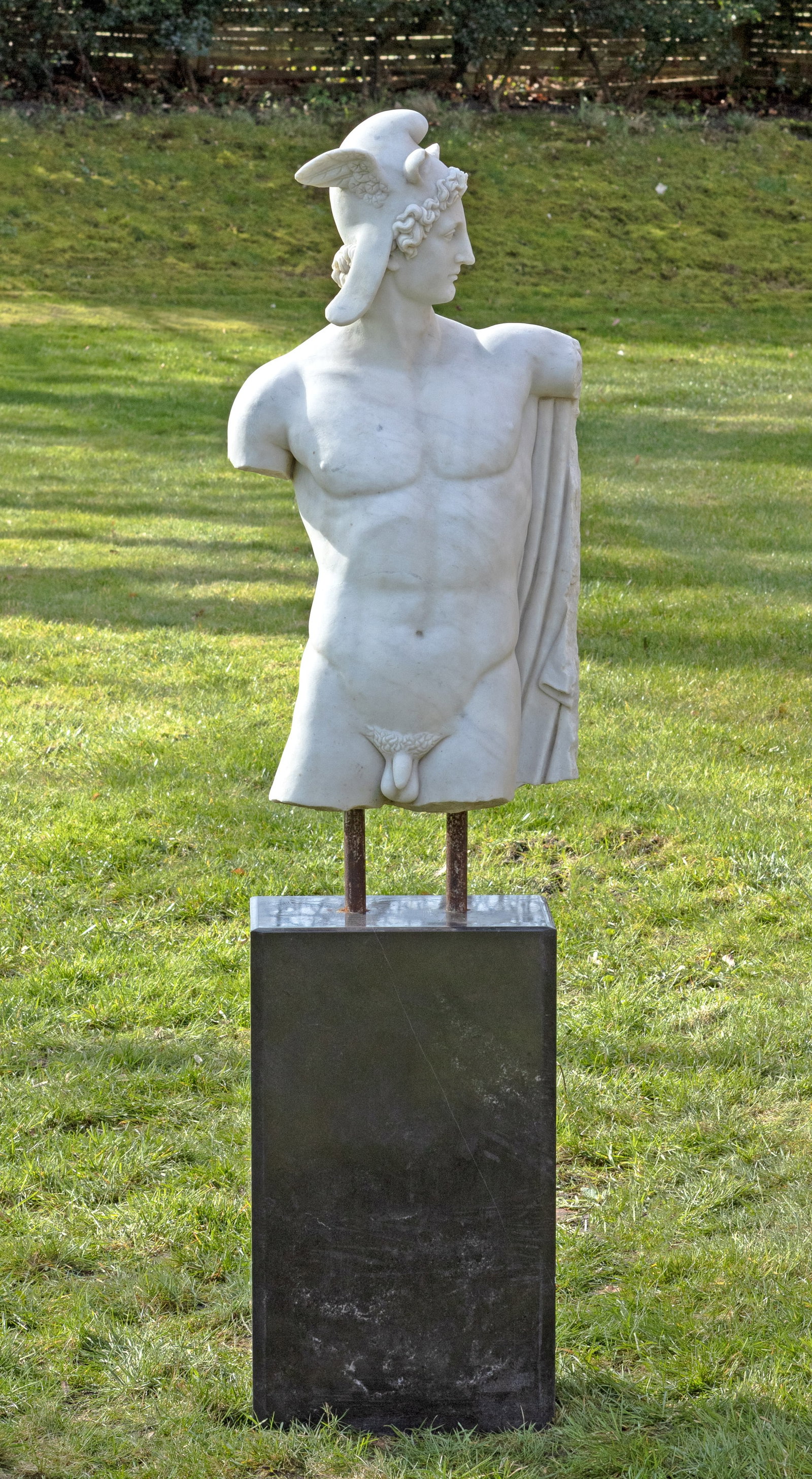 Italienischer Bildhauer: (Tätig im 20. Jh) Heller Marmor. Montiert auf einem dunklen, hochrechteckigen Steinsockel. Vollplastische, fragmentarisch konzipierte Darstellung nach dem bedeutenden, um 1800 entstandenen, triumphie