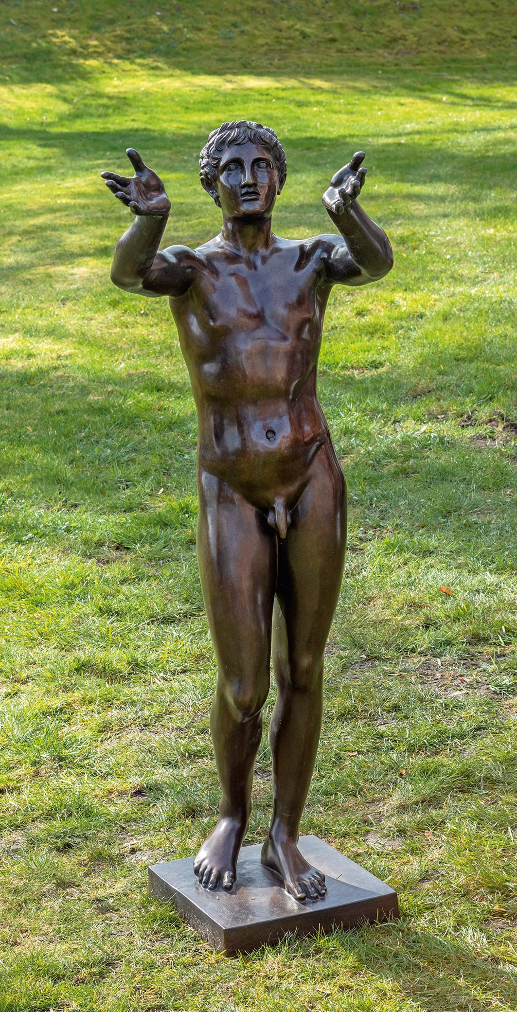 Betender Knabe: Bronzeguss, Ende 20. Jh., dunkelbraun patiniert. Das Vorbild dieses "Betenden Knaben" wurde um 300 v. Chr. vom griechischen Bildhauer Lysipp oder Umkreis (Bodias?) geschaffen und befindet sich heute i
