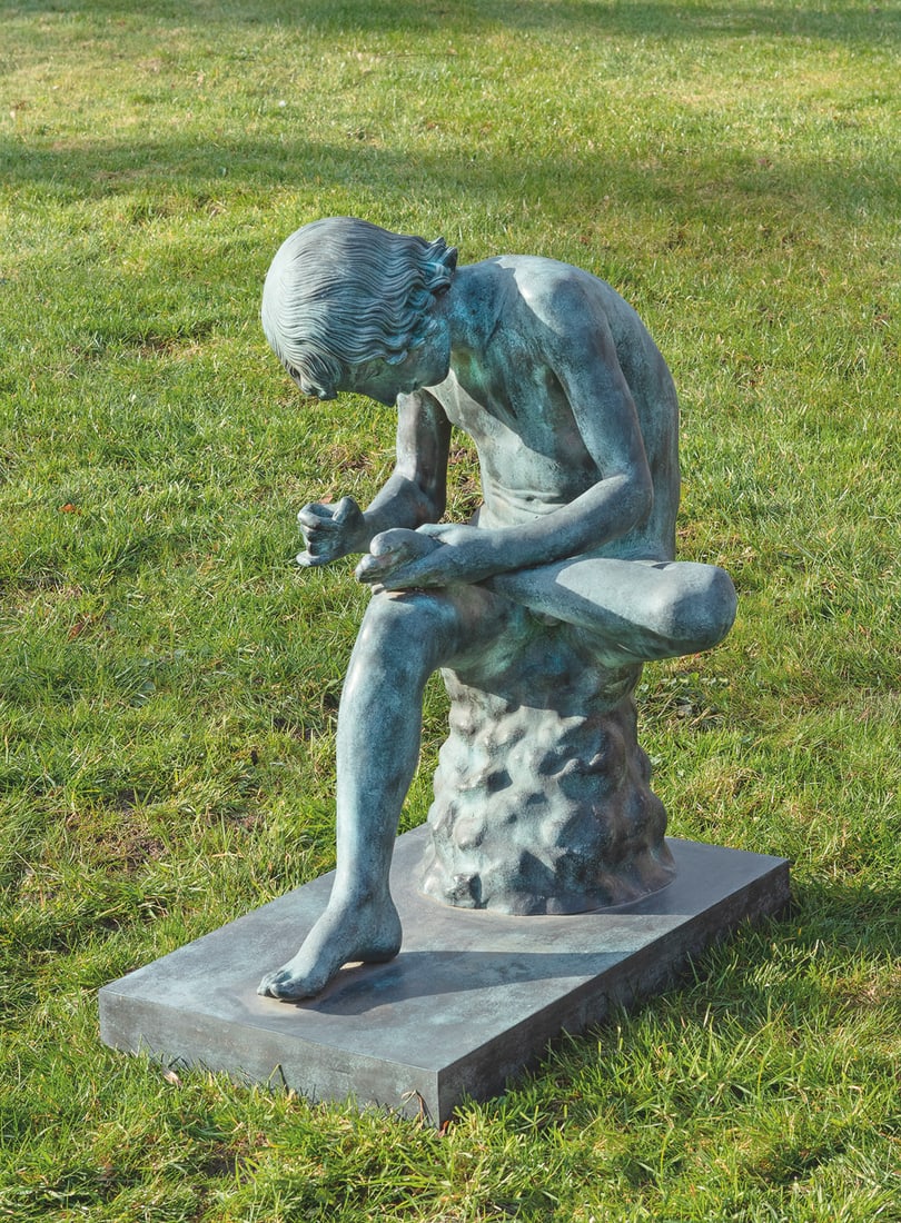Dornauszieher (Spinario): Bronze, patiniert. Gießerstempel "BILDGIESSEREI KRAAS". Guss des 20. Jh.; Vollplastische, große Darstellung auf Rechteckssockel nach der Antike. Der Dornauszieher sitzt auf einem Felsblock (oder Bau