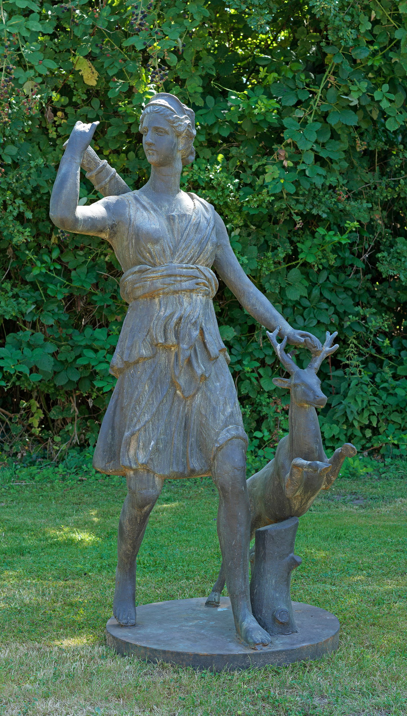 Italienischer Bildhauer: (Tätig im 20. Jh.) Große Skulptur der Artemis genannt "Diana von Versailles" Eisen, dunkel patiniert. Guss des 20. Jh.; Vollplastisch gearbeitete, repräsentative Skulptur nach der berühmten antike