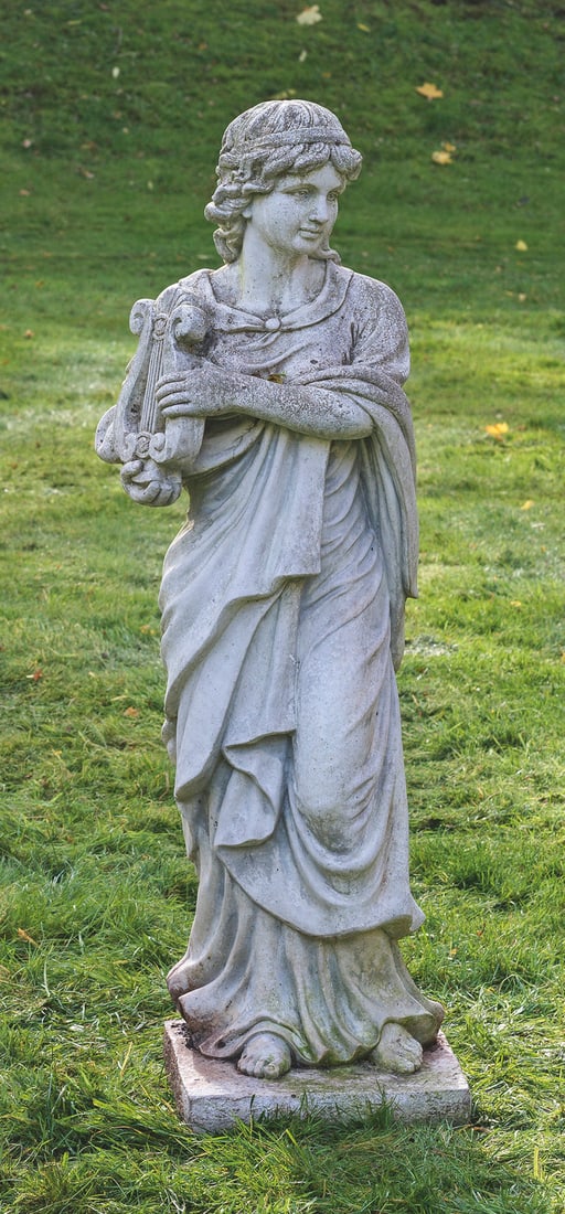 Leierspielerin: Steinguss. Vollplastisch gestaltete Figur einer antikisierend gewandeten, jungen Frau mit Leier auf rechteckigem Sockel. Ges.-H. ca. 115 cm. A 20th century German cast stone garden sculpture of a woma