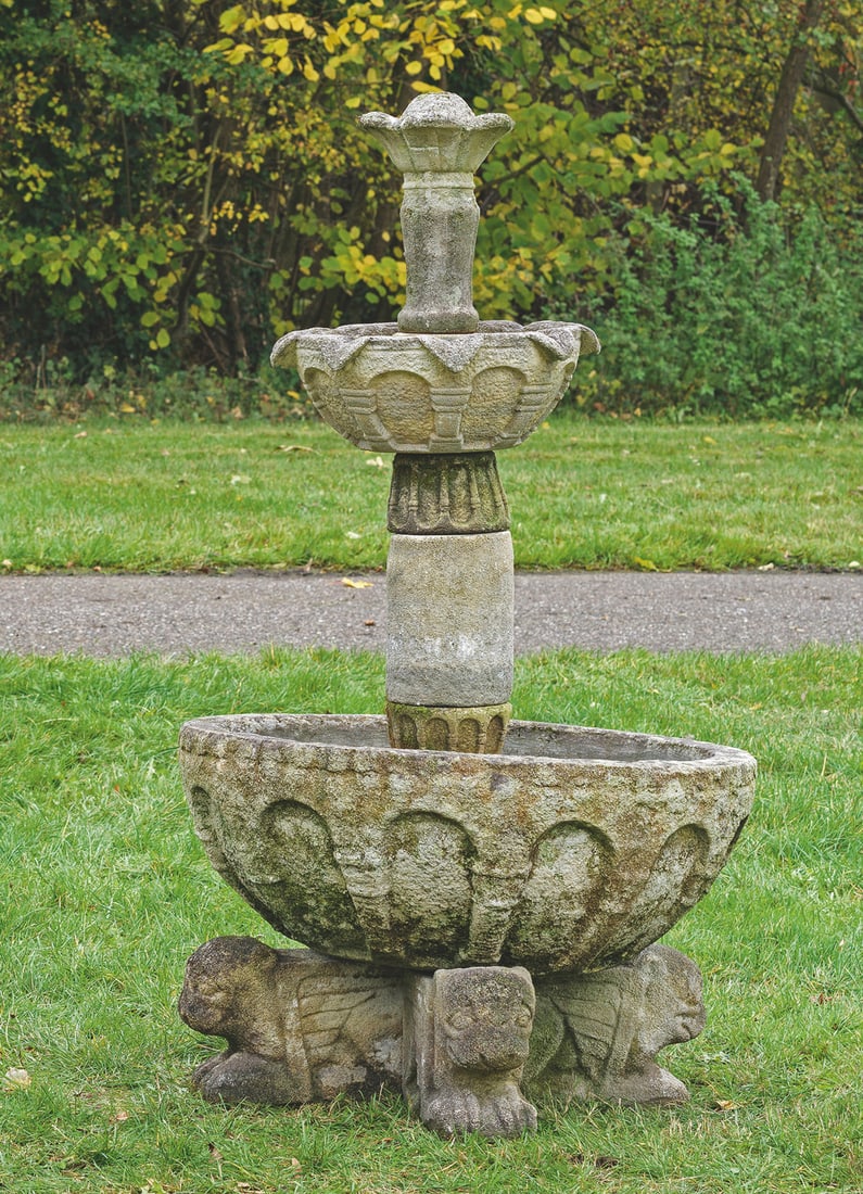 Gartenbrunnen: Guss. Über stilisierten Sphinxen tief gemuldete Brunnenschale. In der Mitte mehrfach gegliederter Schaft sowie korrespondierendes kleineres Becken. Besch.; H. 142 cm. An Italian cast garden fountain.