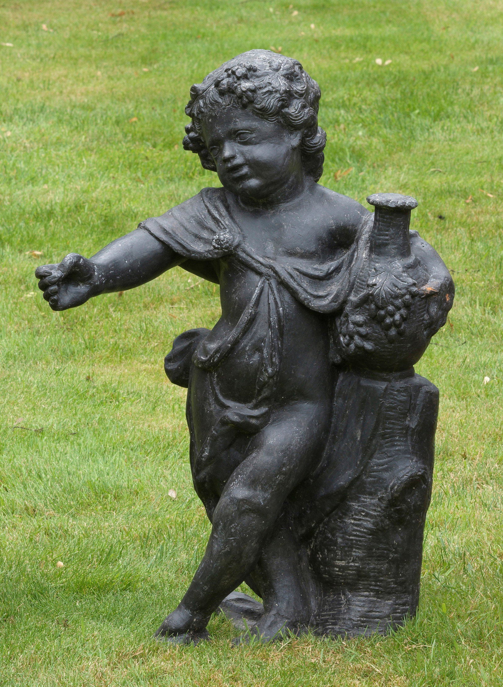 Süddeutscher oder österreichischer Bildhauer des Barock: (Tätig im 18. Jh.) Bacchusknabe als Jahreszeitenfigur Blei mit dunkler Patina. Vollplastisch gearbeitete Darstellung eines Bacchusknaben in trunkener, tänzerisch bewegter Pose. Bildhauerisch und tec