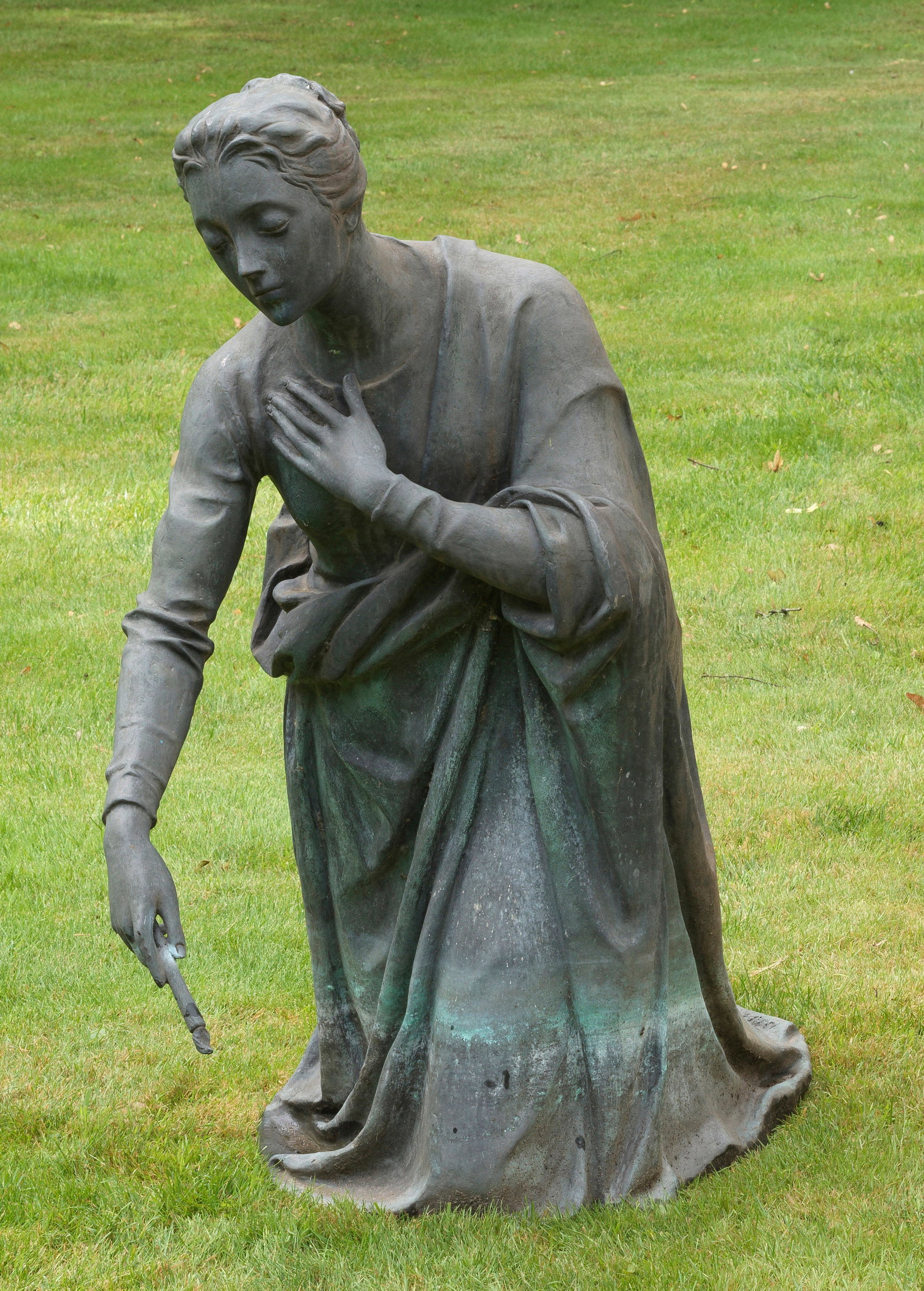 Zegna: (Wohl tätig um 1900) Knieende Dame Bronze, dunkel patiniert. Undeutl. sign.; Vollpastische Darstellung einer knienden Frau in einen langen, Falten werfenden Mantel gehüllt. In kontemplativer Pose, e