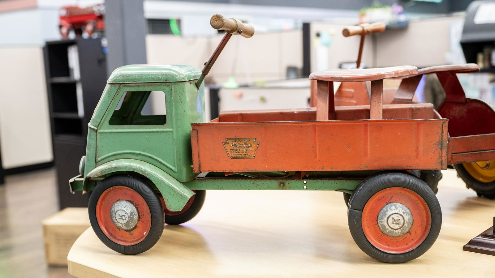 Keystone Ride Em Dump Truck Tin Toy: Lot G197 - Keystone Ride Em Dump Truck Tin Toy HIGHLIGHTS Mfg. by: Keystone Mfg. Co. Boston 24, Mass. Dimensions (in): 24x15x8.5 Location: Main Office