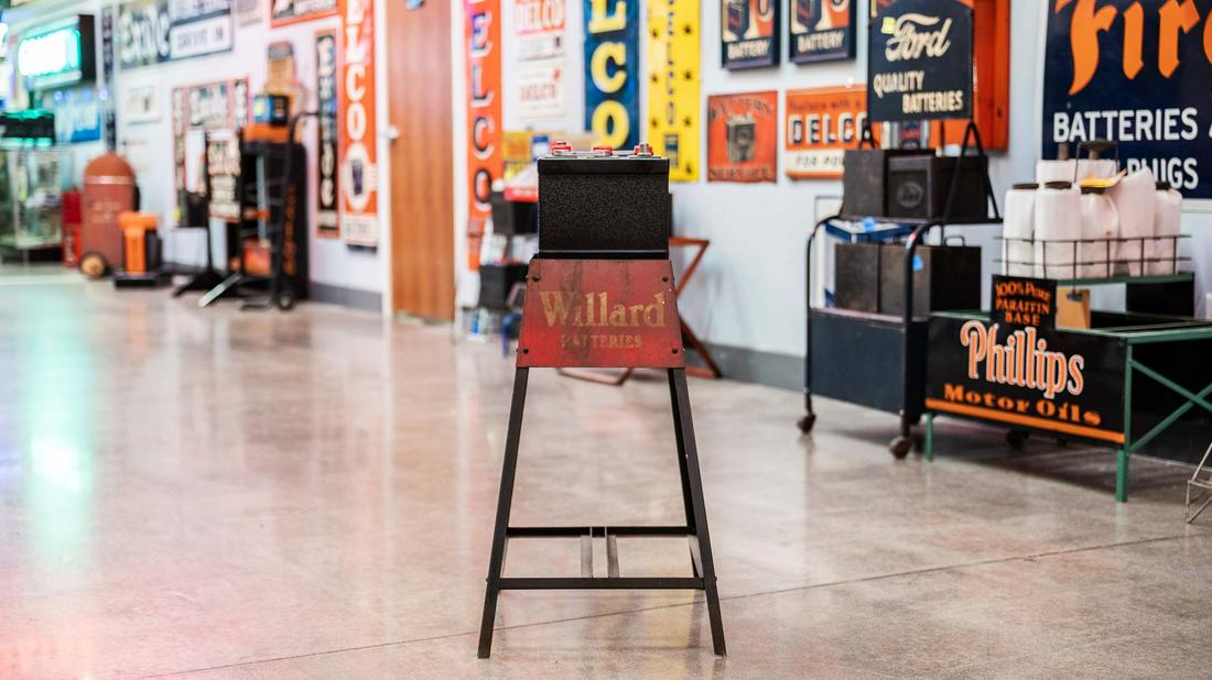 Willard Batteries Metal Display Stand (1 of 13)