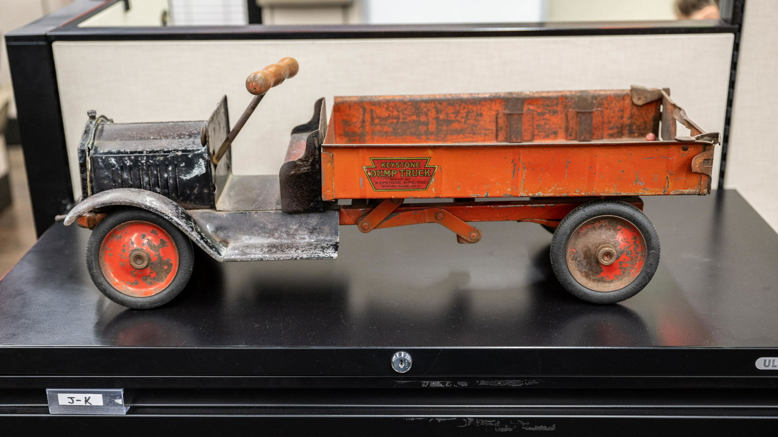 Keystone Dump Truck Tin Toy: Lot G194 - Keystone Dump Truck Tin Toy HIGHLIGHTS Original* Built by Keystone Mfg. Co., Boston, Mass., U.S.A. Dimensions (in): 26x9.5x8.5 Location: Main Office *A designation of "Original" means that
