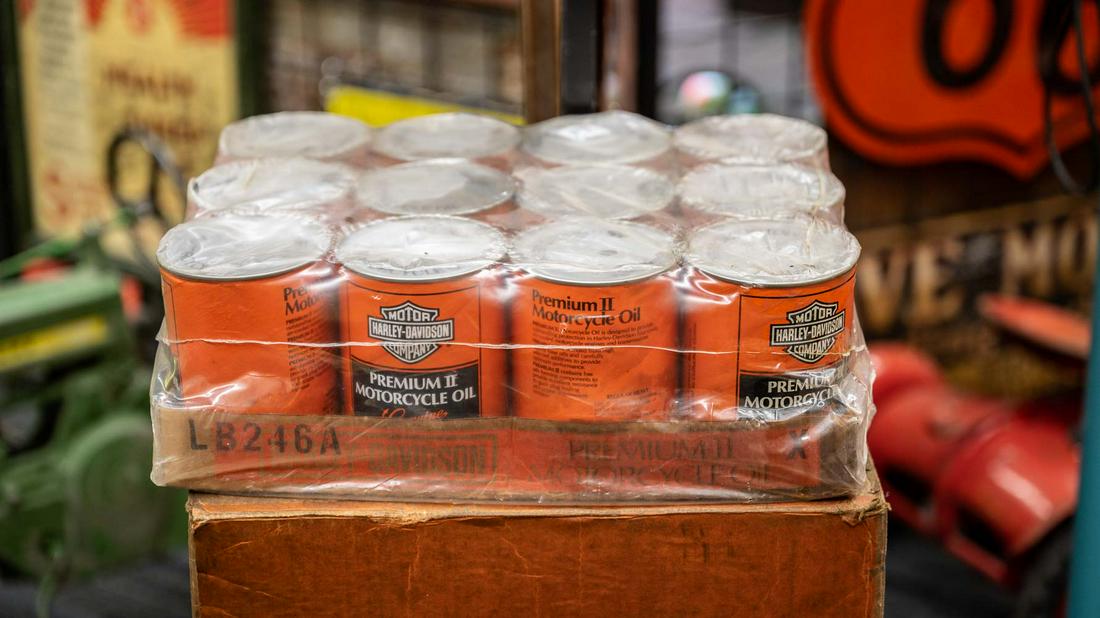 Harley-Davidson Motor Oil Case (1 of 3)