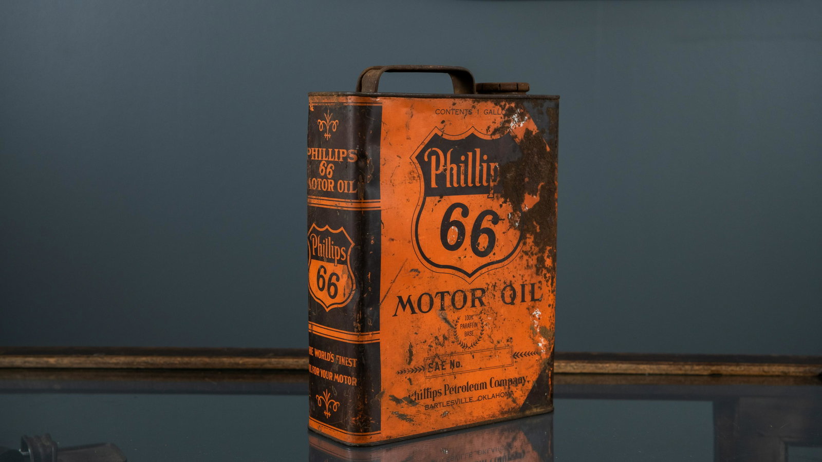 1932 Phillips 66 1 Gallon Oil Can: Lot U639 - 1932 Phillips 66 1 Gallon Oil Can HIGHLIGHTS Includes literature Phillips Petroleum Company Bartlesville, Oklahoma Dimensions (in):8x11x3 Location: Center Gallery