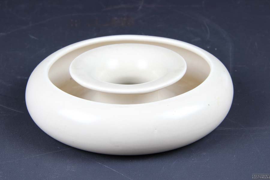 A Clarice Cliff Pottery circular flower ring, mushroom (1 of 1)