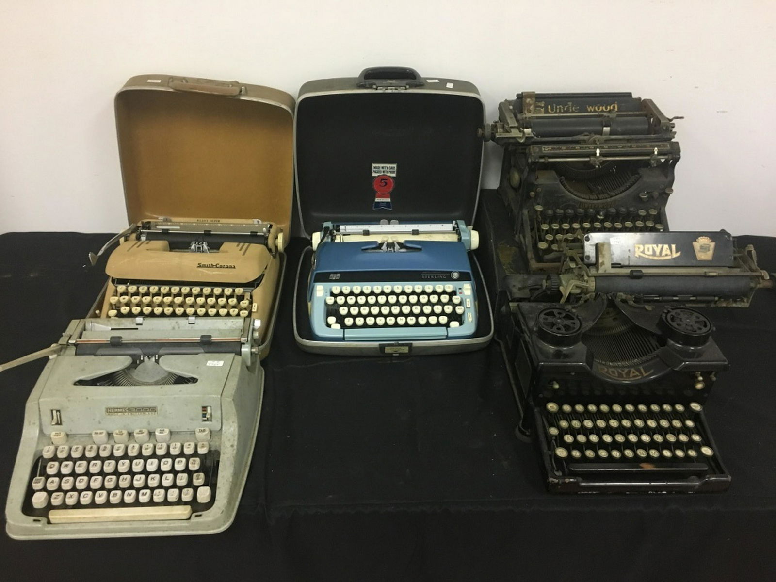 6 Old & Vintage Typewriters (1 of 11)