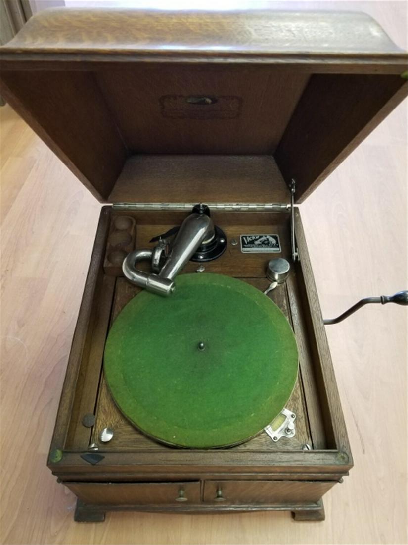 Antique Crank Record Player (1 of 5)
