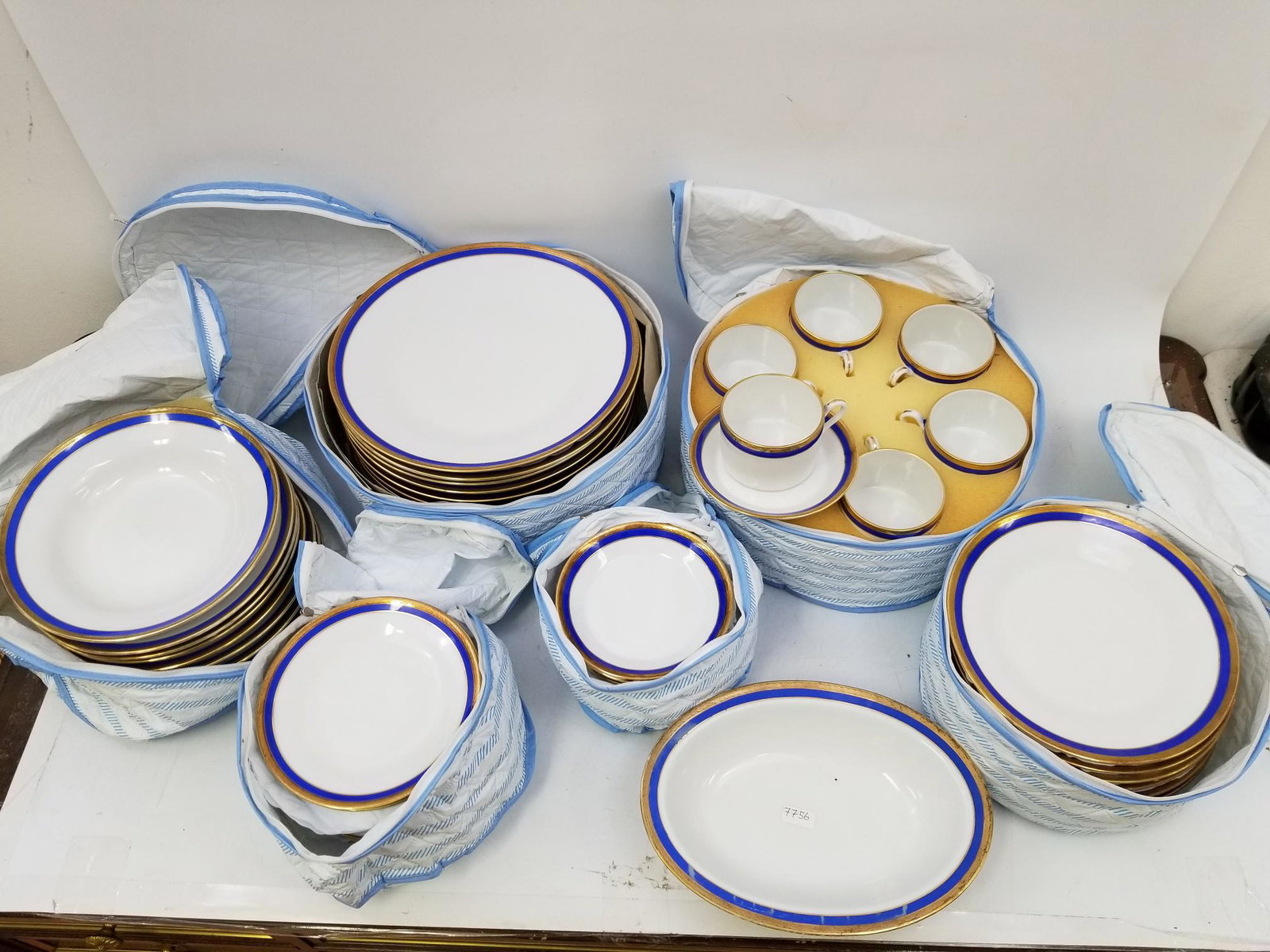Richard Ginori Porcelain 66 PC Dinner set Palermo: Richard Ginori Porcelain 66 PC Dinner set Palermo Blue Pattern, and a set of Oneida and Rogers Knife and Fork and Spoon. Set Includes: 1 Small Hot Vegetable Dish with 2 big chips at the bottom rim, 11