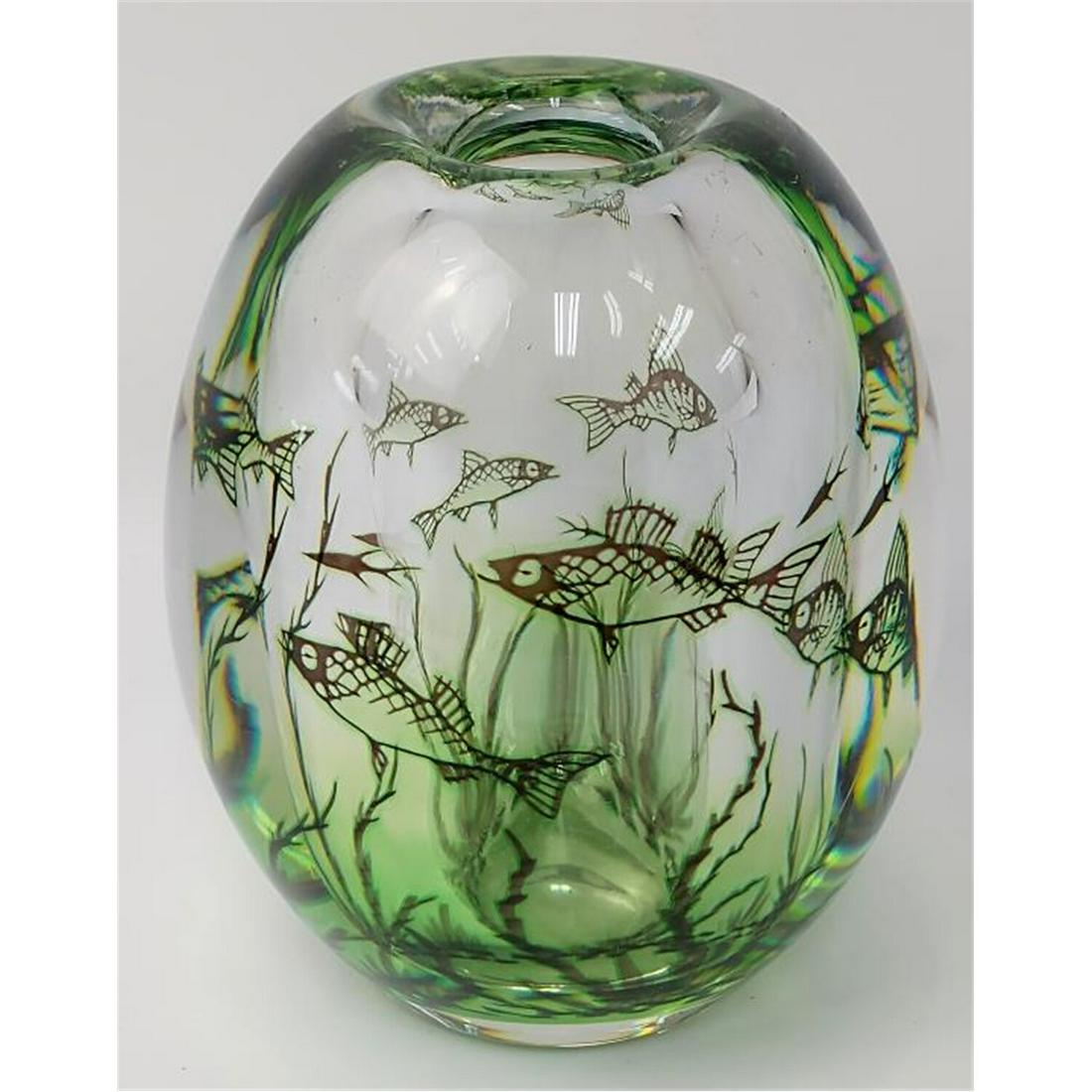 Orrefors Graal Art Glass Vase By Edward Hald.: Orrefors Graal Art Glass Vase By Edward Hald #399A. Internally Decorated Fishes. Condition: Excellent Condition. Dimensions: H-5.5" . Provenance: From a North Shore, Long Island, NY Mansion. Please no