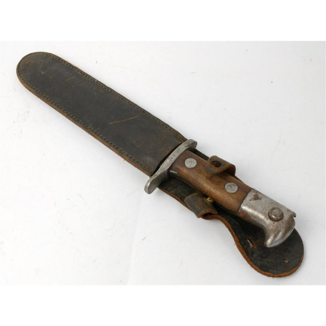 WWII US 1899 Bayonet w/ Scabbard: WWII US 1899 Bayonet w/ Scabbard Possibly Paratrooper.Condition: As FoundDimensions: L-13"Provenance: From a New York City Estate.Please note the absence of a condition report does not imply that ther