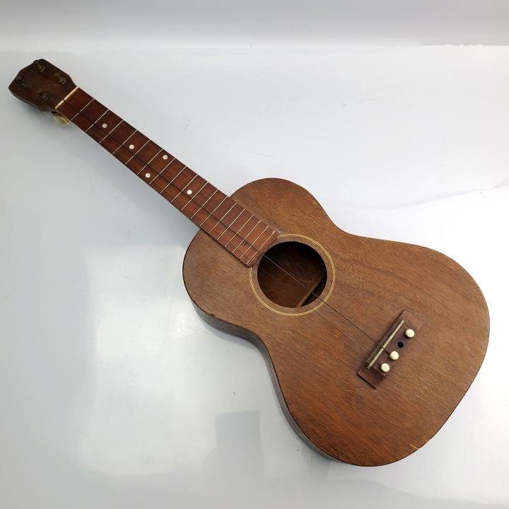 Old "Gibson" Ukulele (1 of 4)